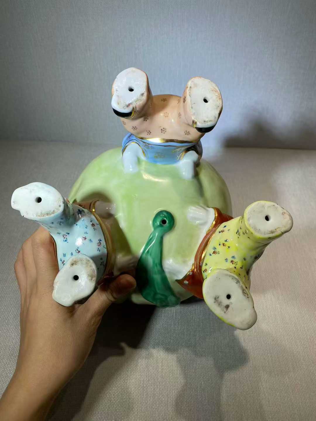 粉彩三童捧寿摆件