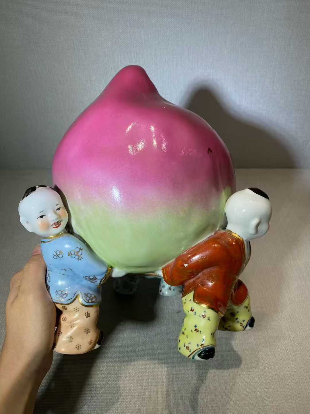 粉彩三童捧寿摆件