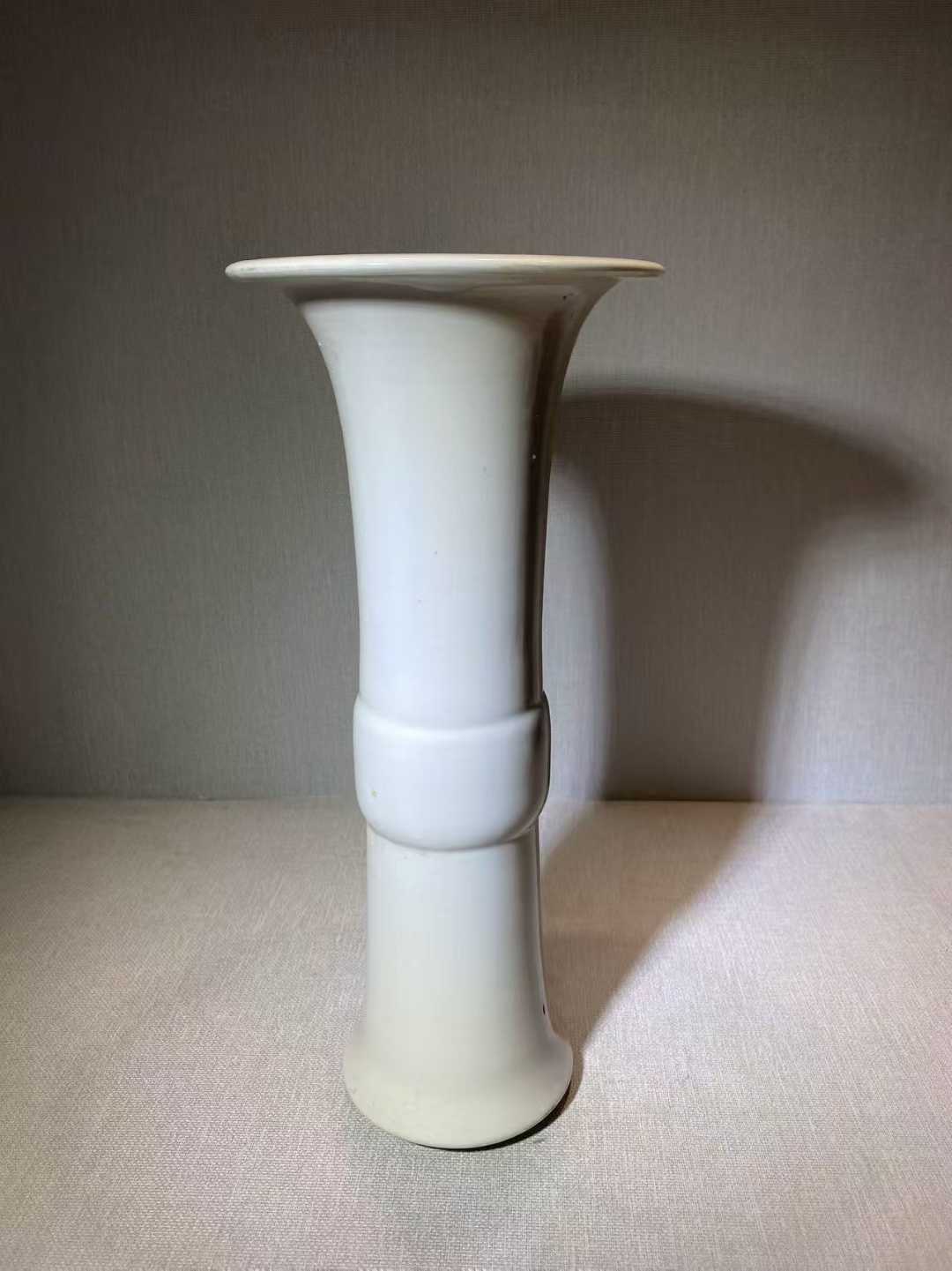 德化窑白釉花觚