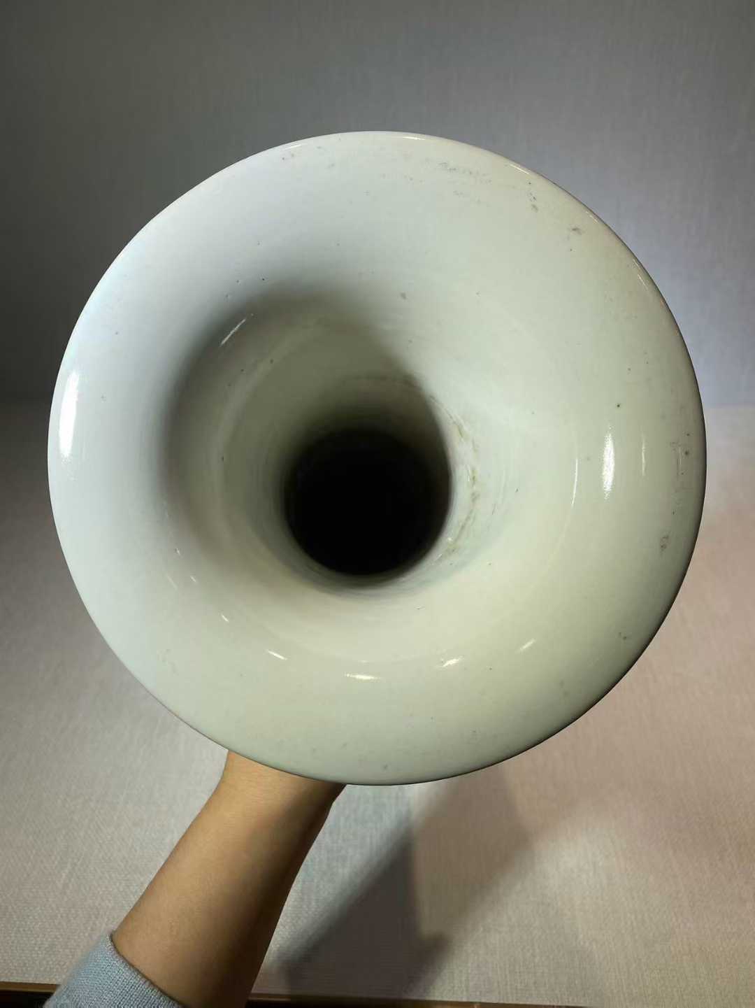 德化窑白釉花觚