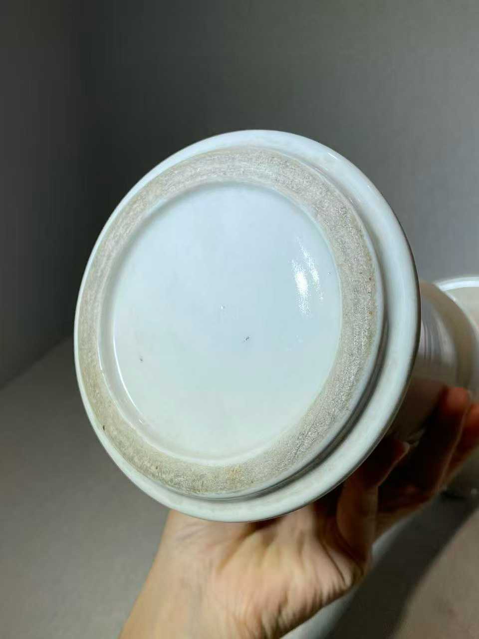 德化窑白釉花觚