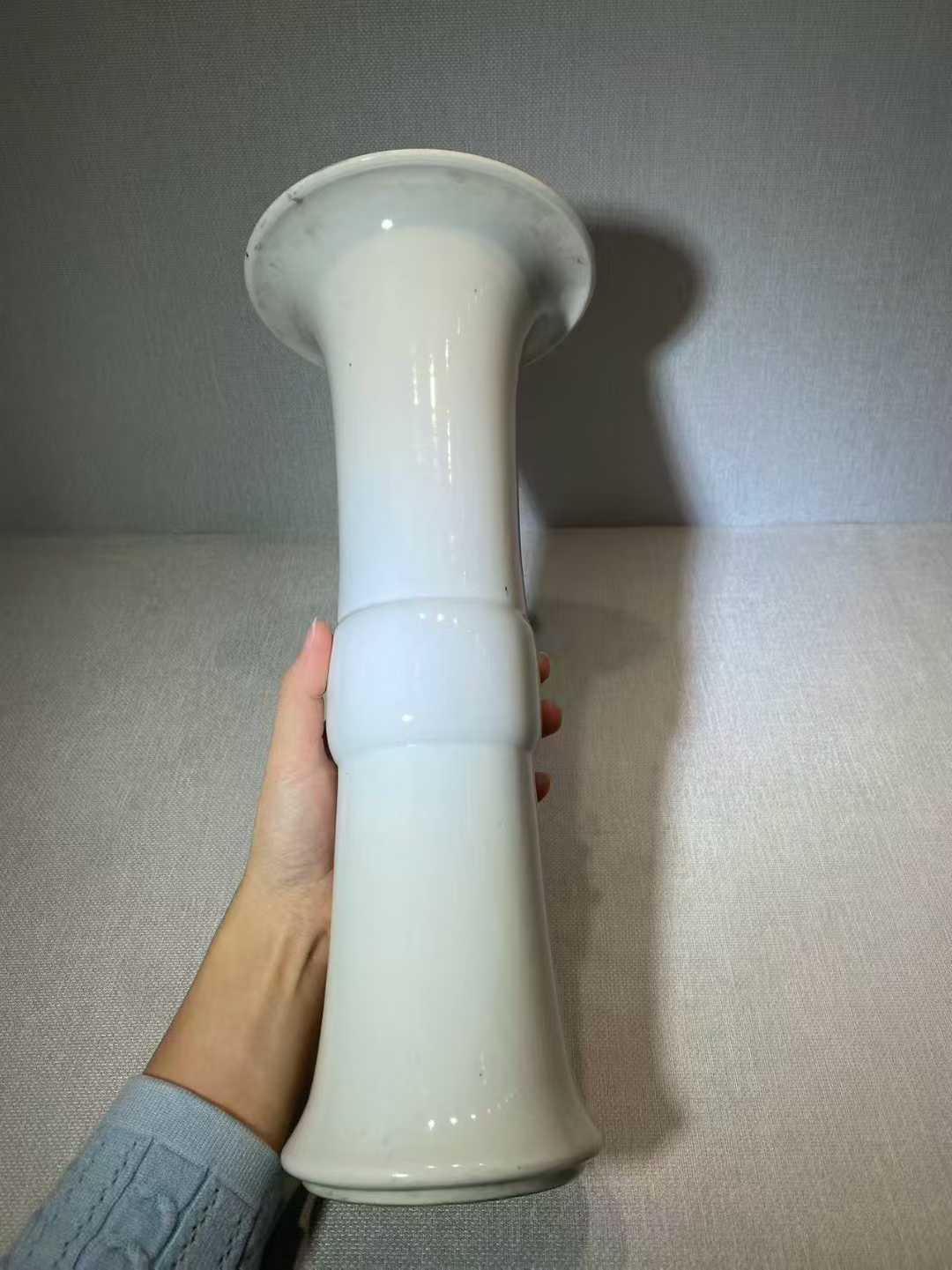 德化窑白釉花觚