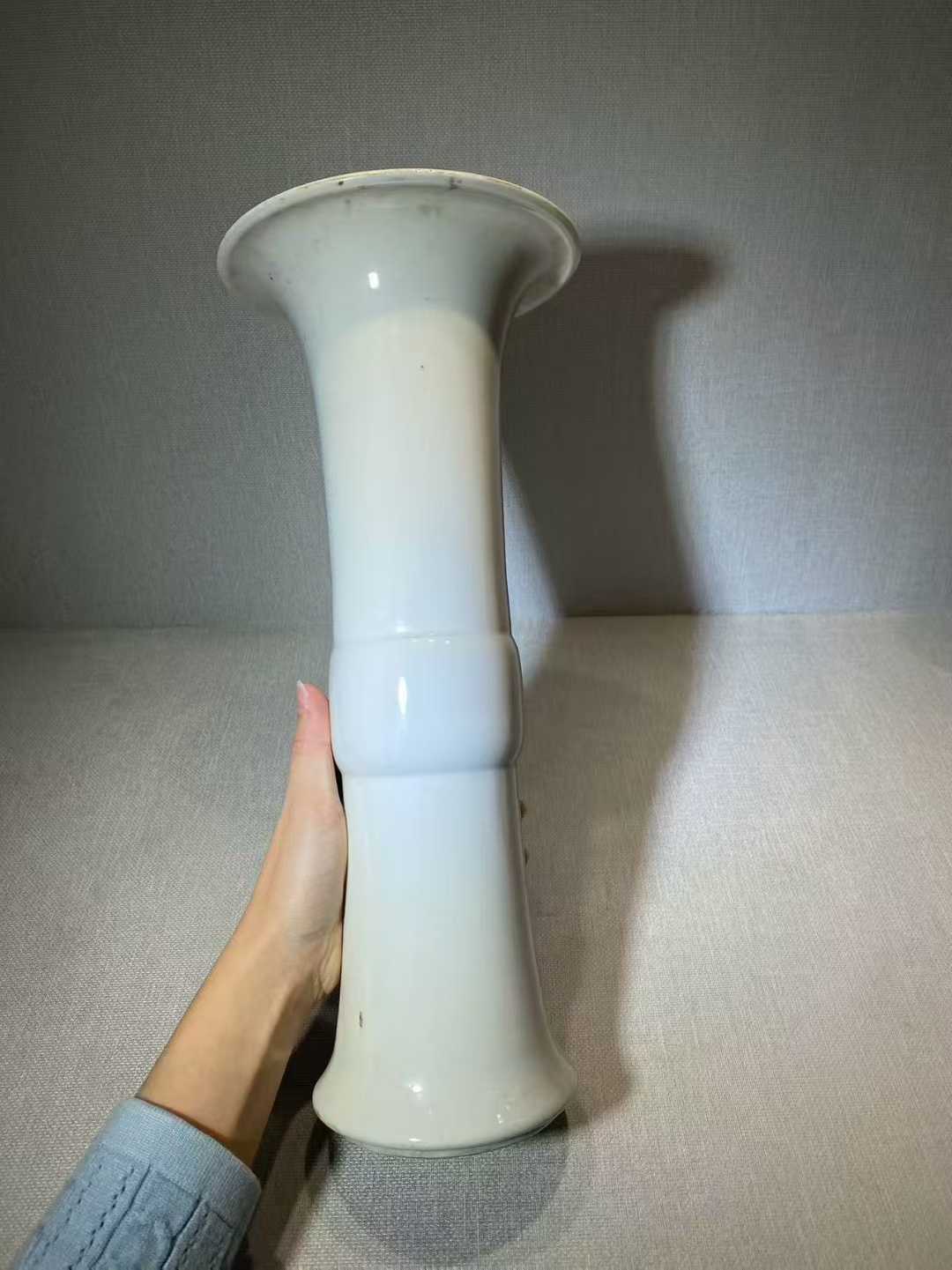 德化窑白釉花觚