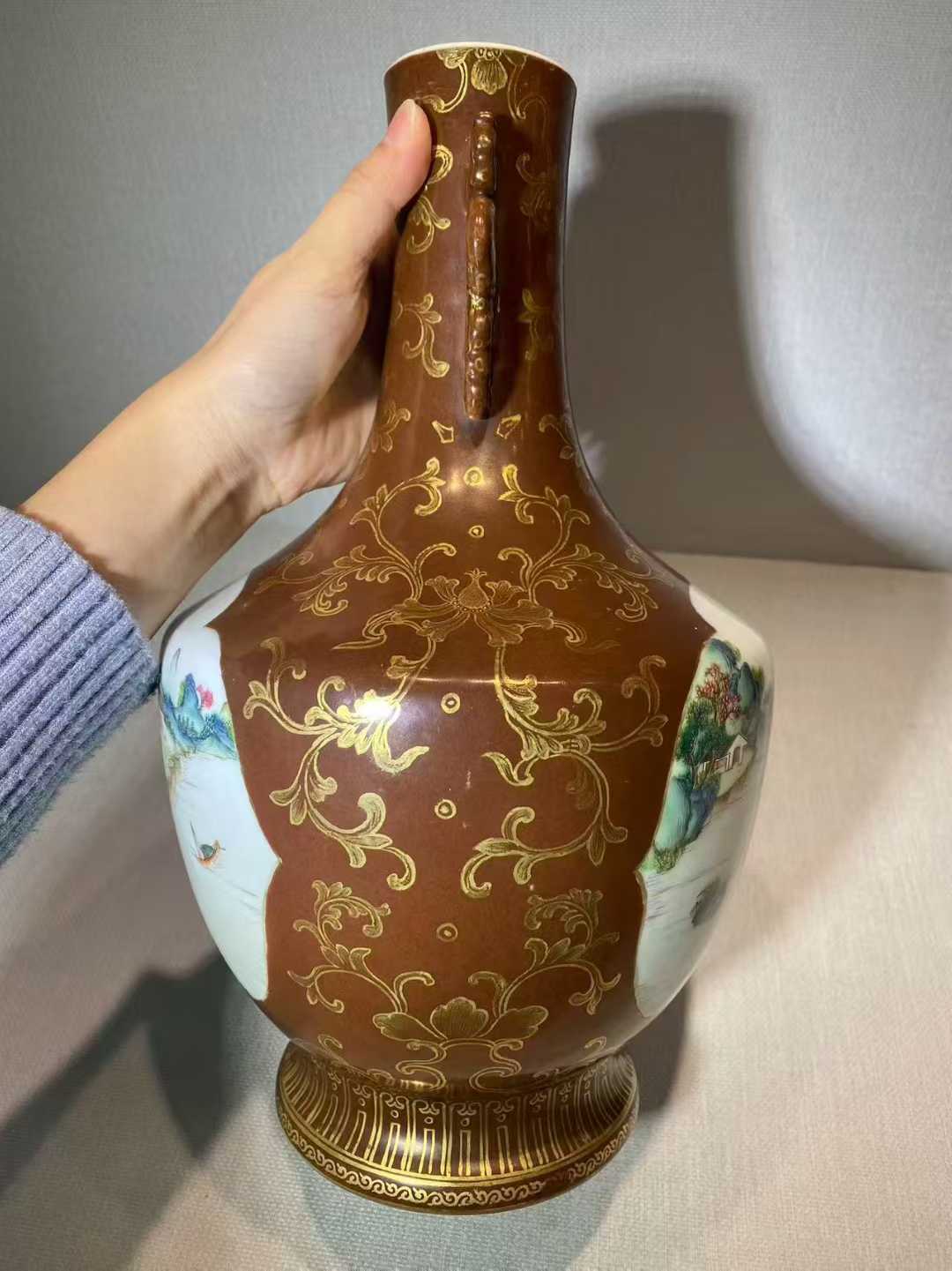 酱地描金粉彩開光山水图龙耳瓶