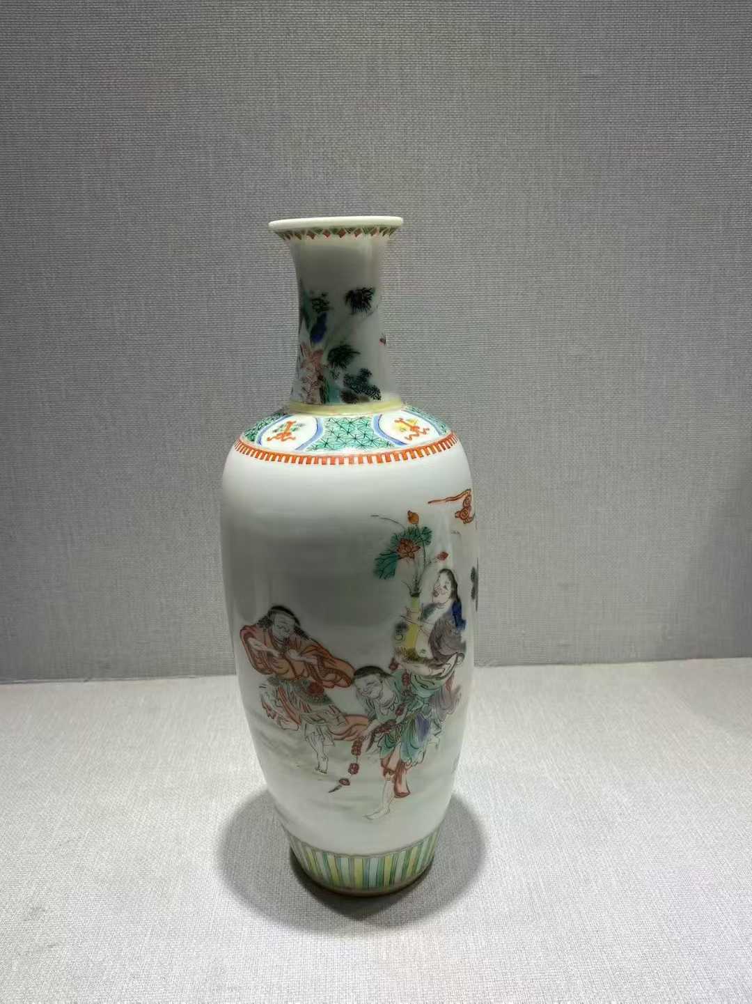 五彩四仙图莱芙瓶
