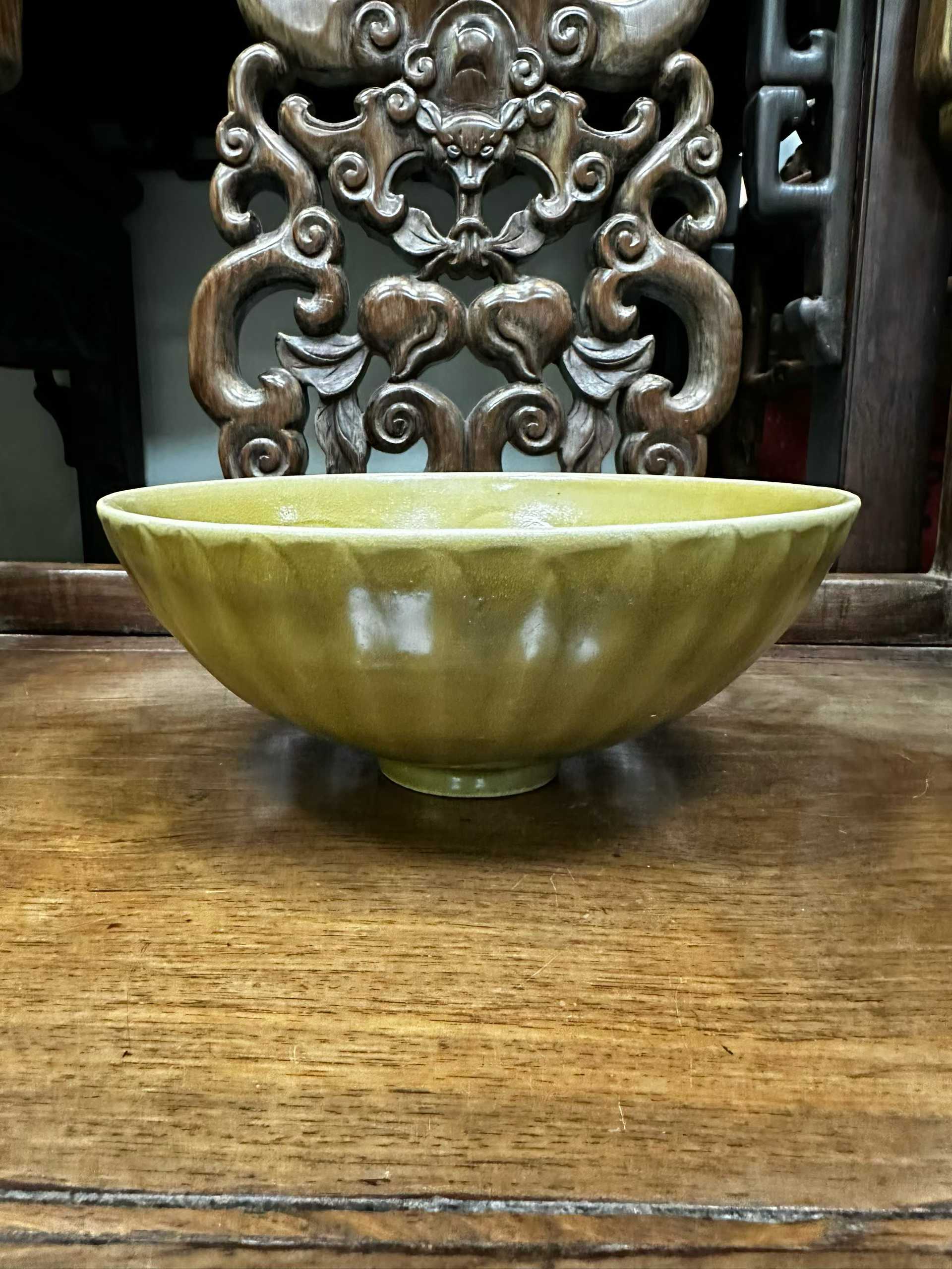 龙泉窑暗刻花卉纹大碗