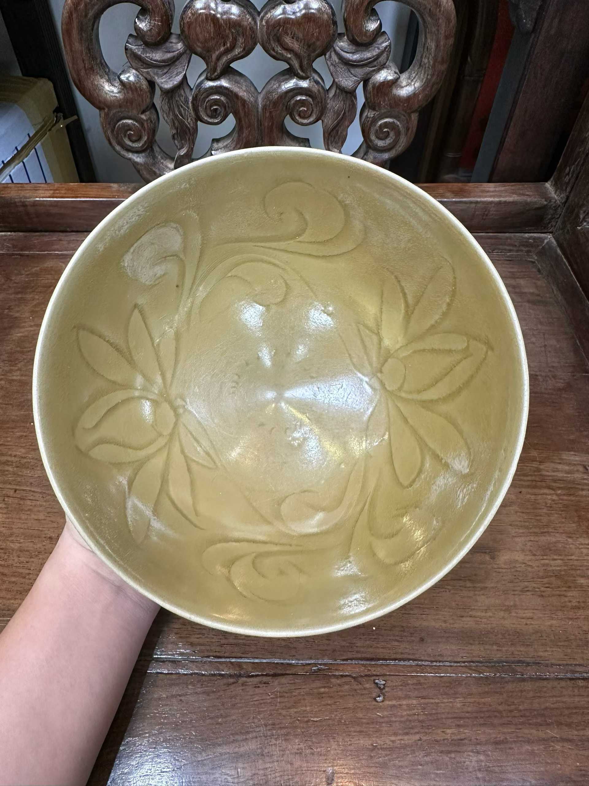 龙泉窑暗刻花卉纹大碗
