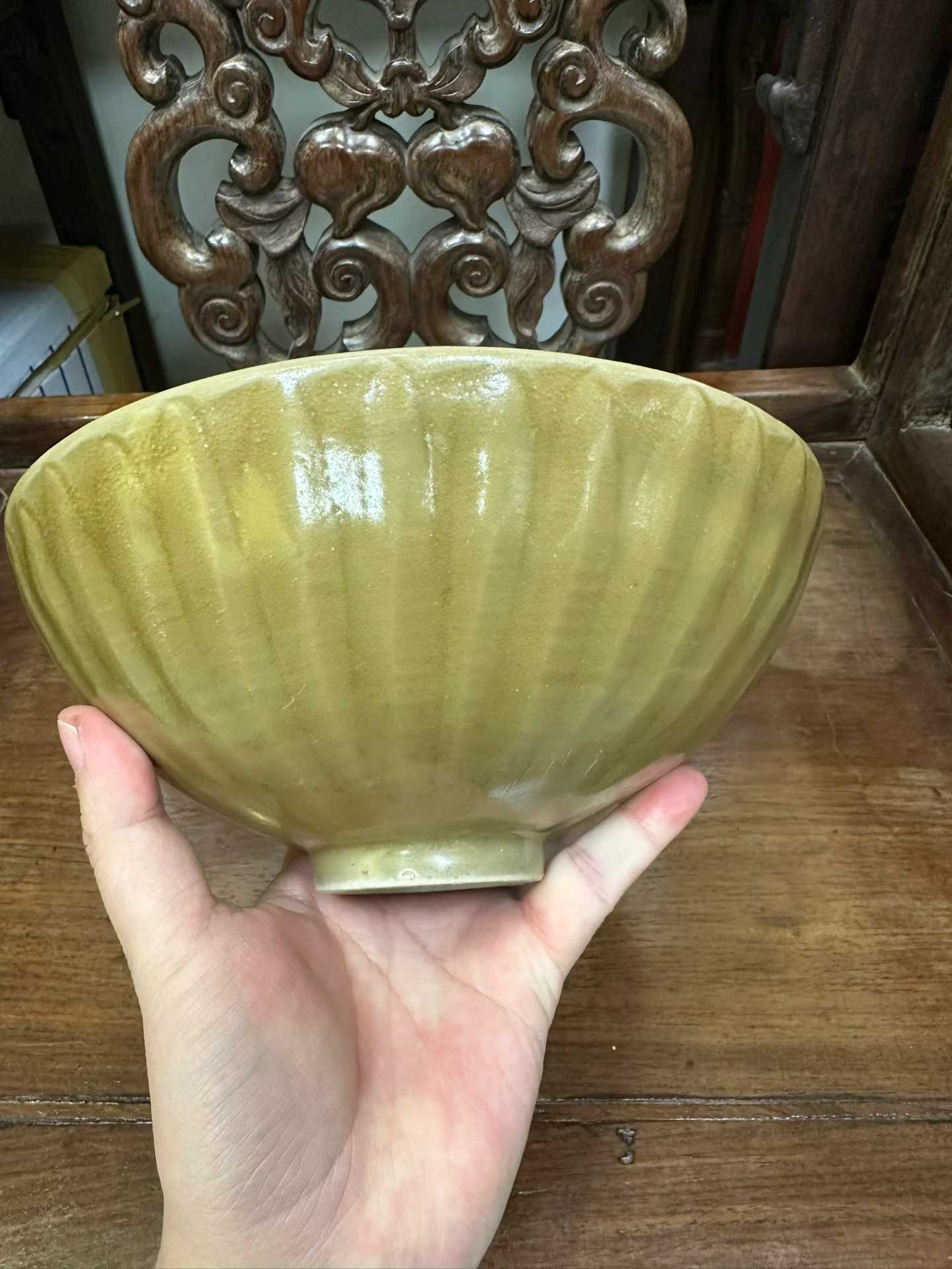 龙泉窑暗刻花卉纹大碗
