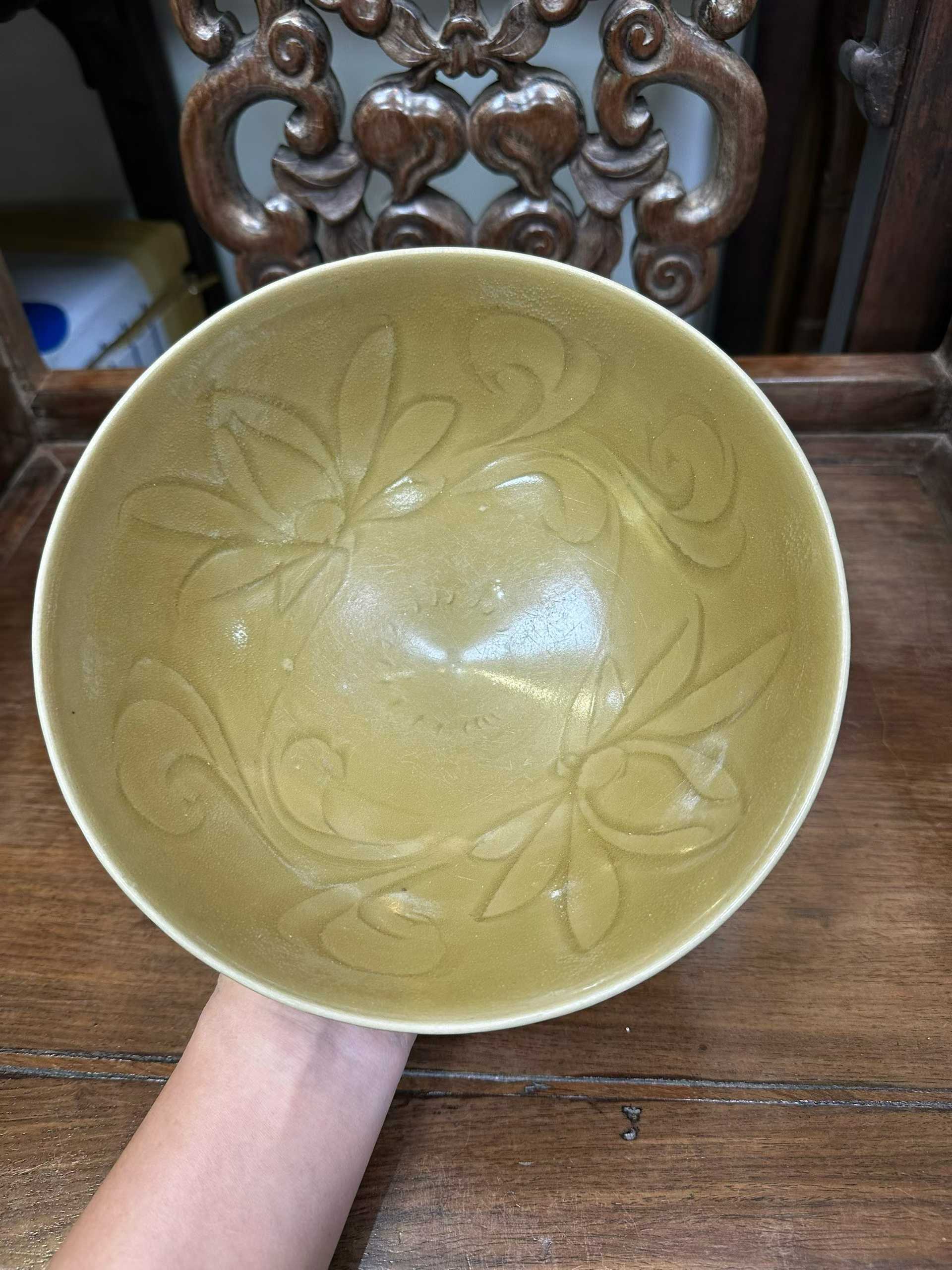 龙泉窑暗刻花卉纹大碗