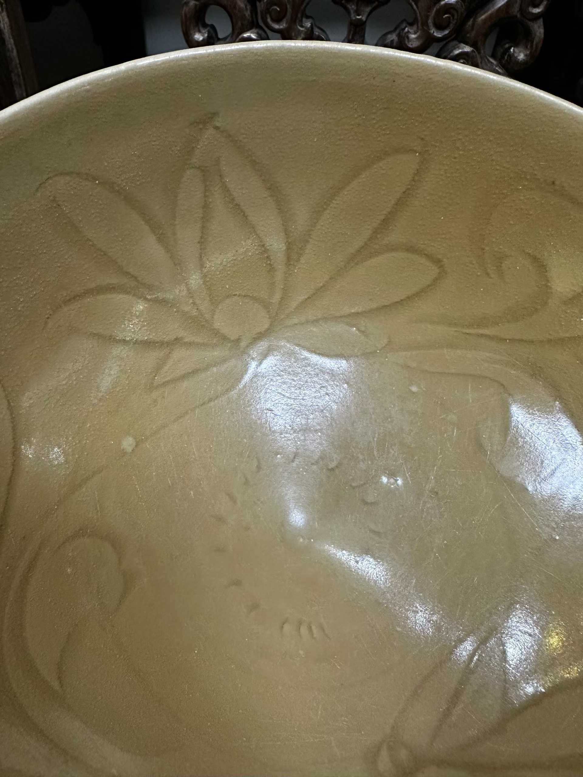 龙泉窑暗刻花卉纹大碗