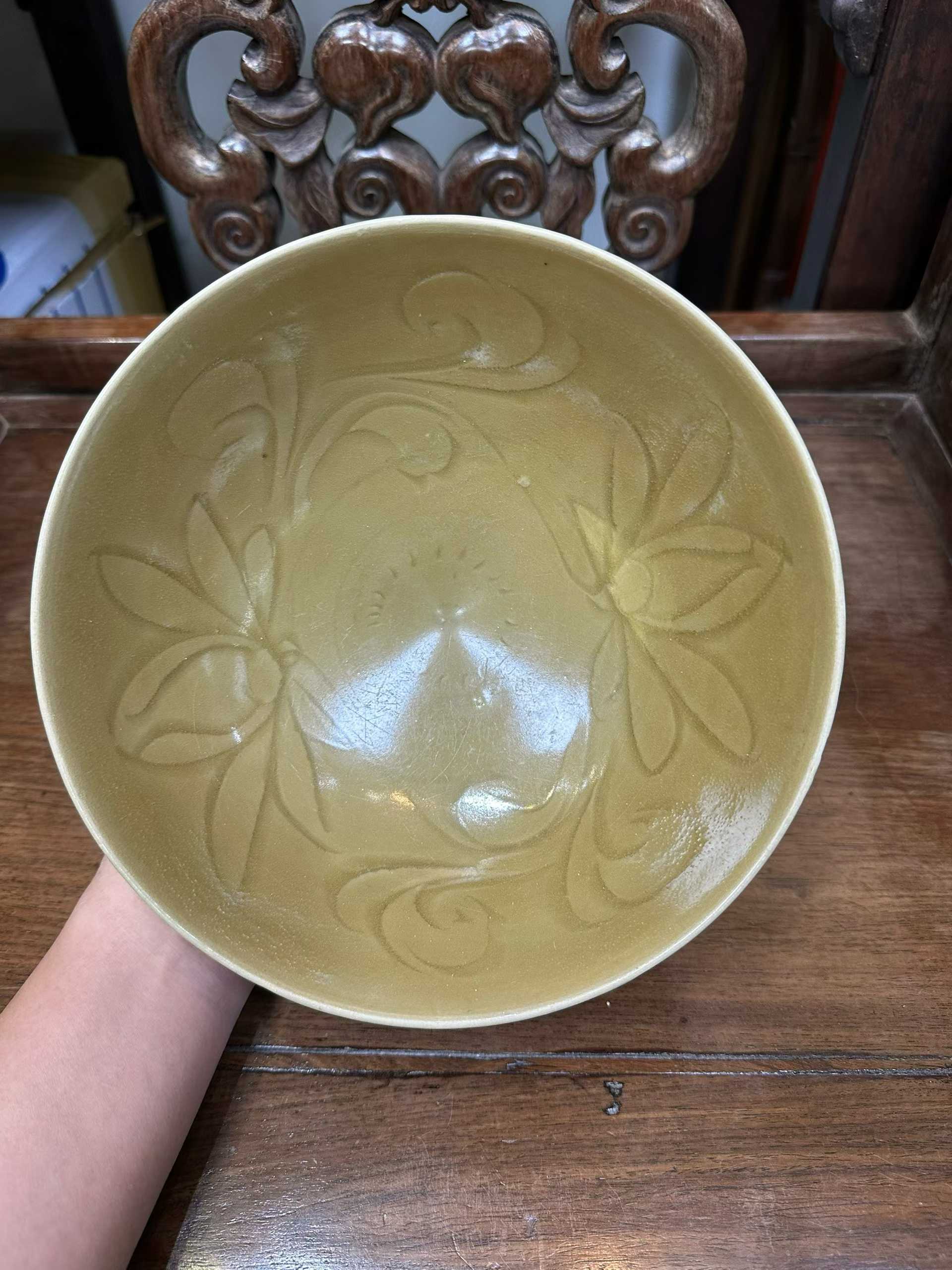 龙泉窑暗刻花卉纹大碗