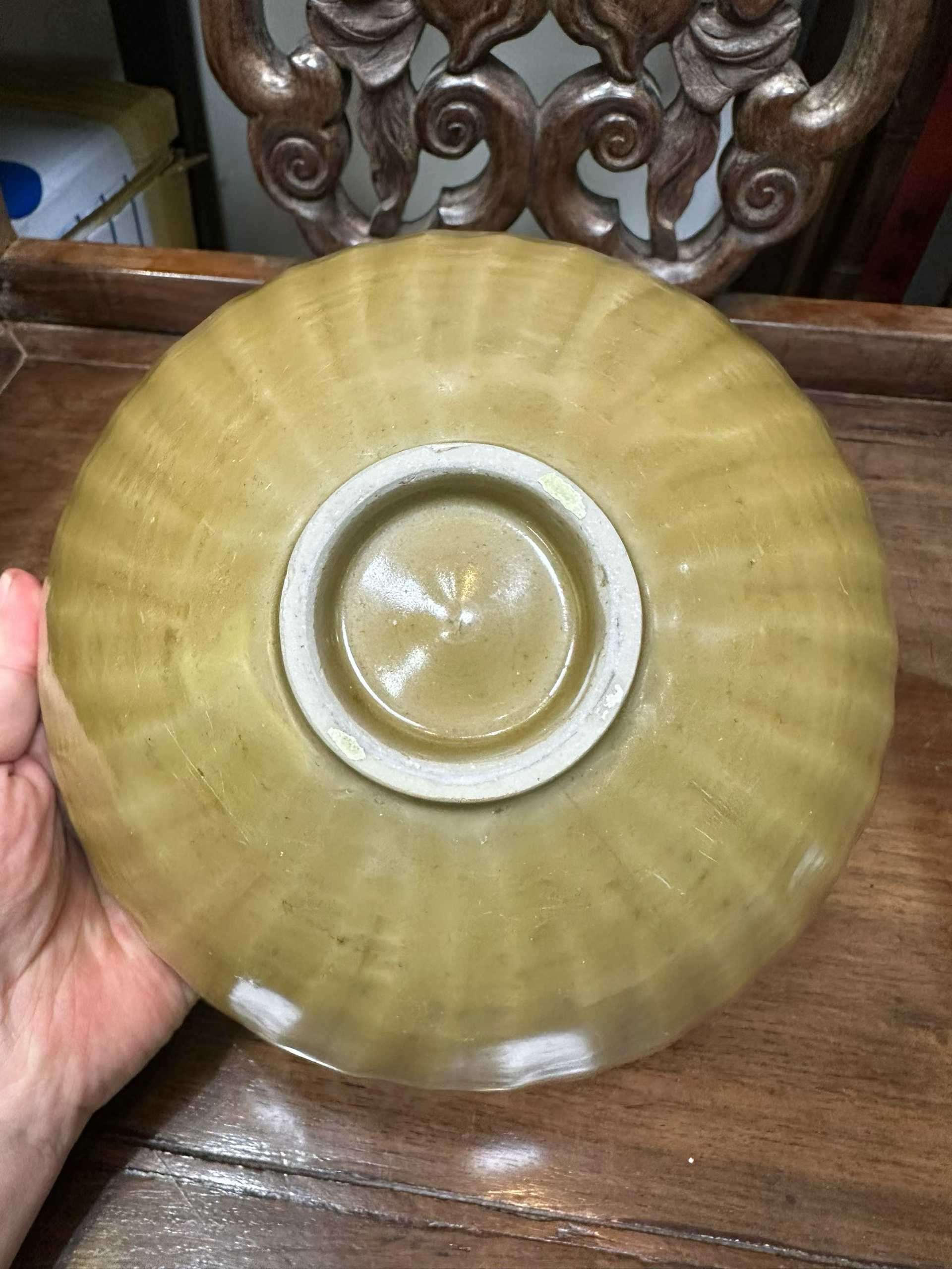 龙泉窑暗刻花卉纹大碗