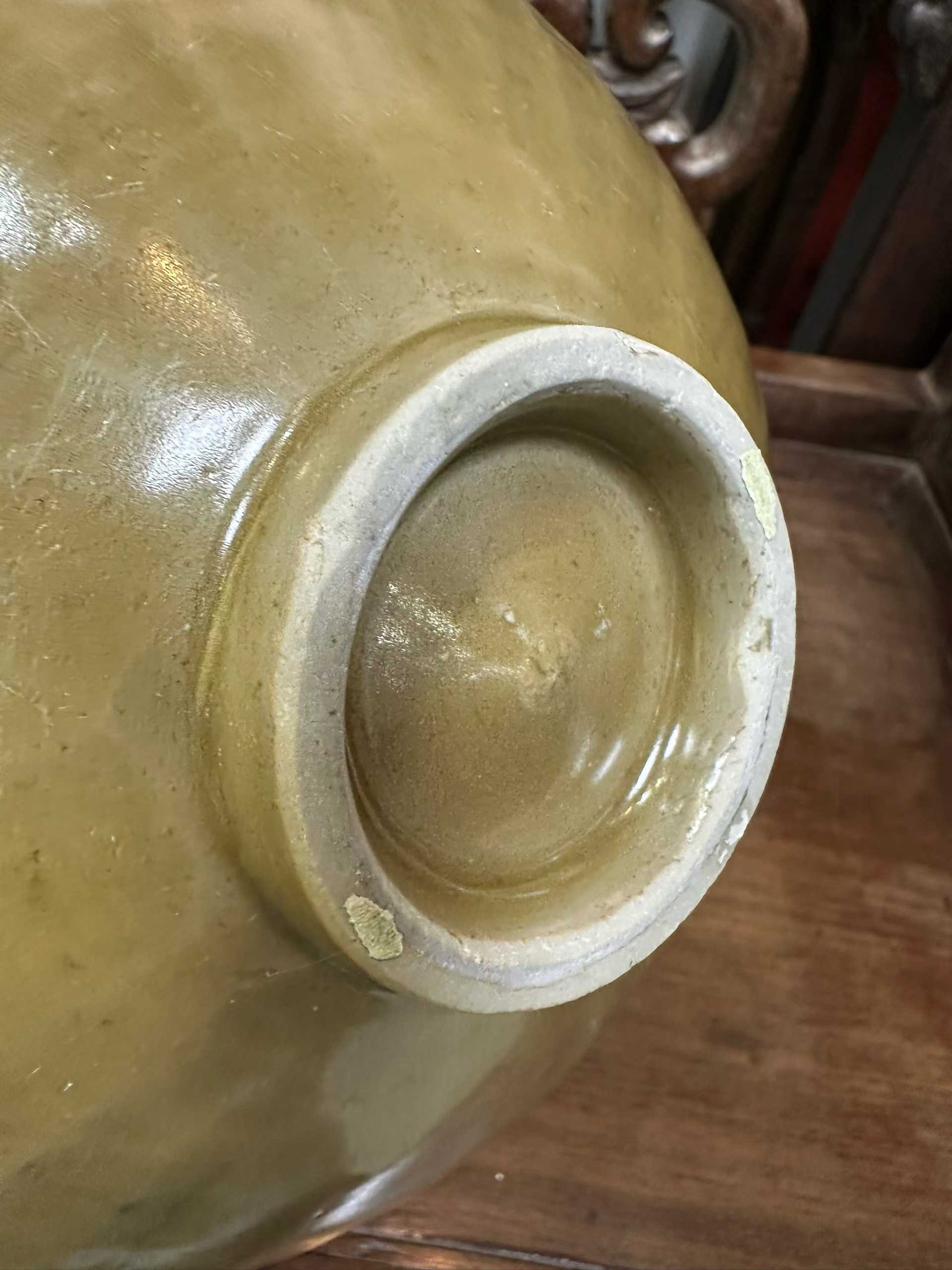 龙泉窑暗刻花卉纹大碗