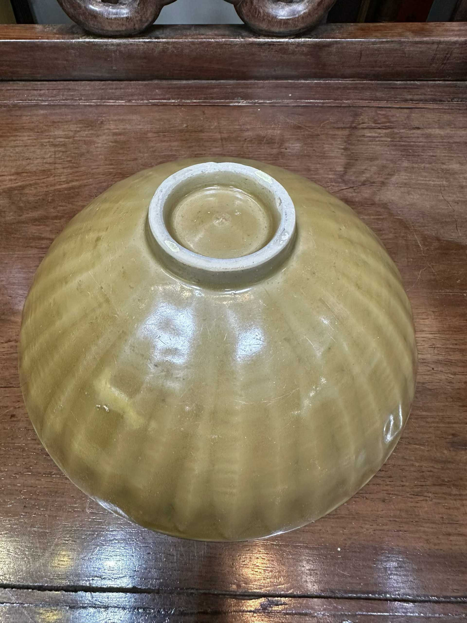 龙泉窑暗刻花卉纹大碗