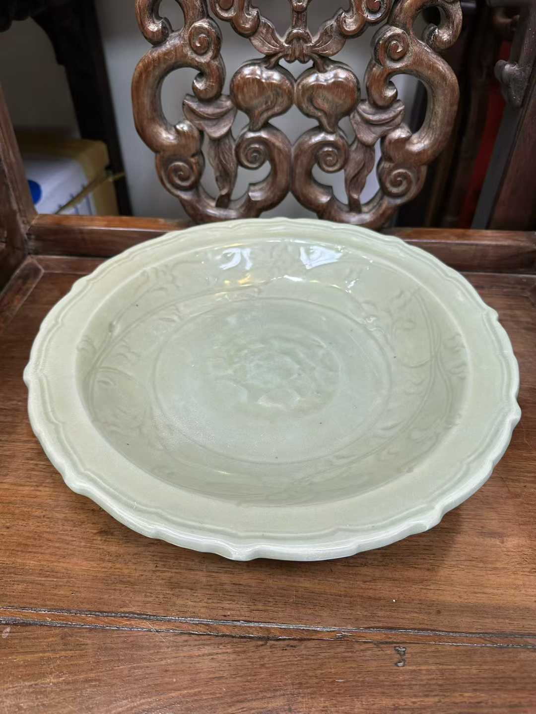 龙泉窑暗刻缠枝莲纹大盘