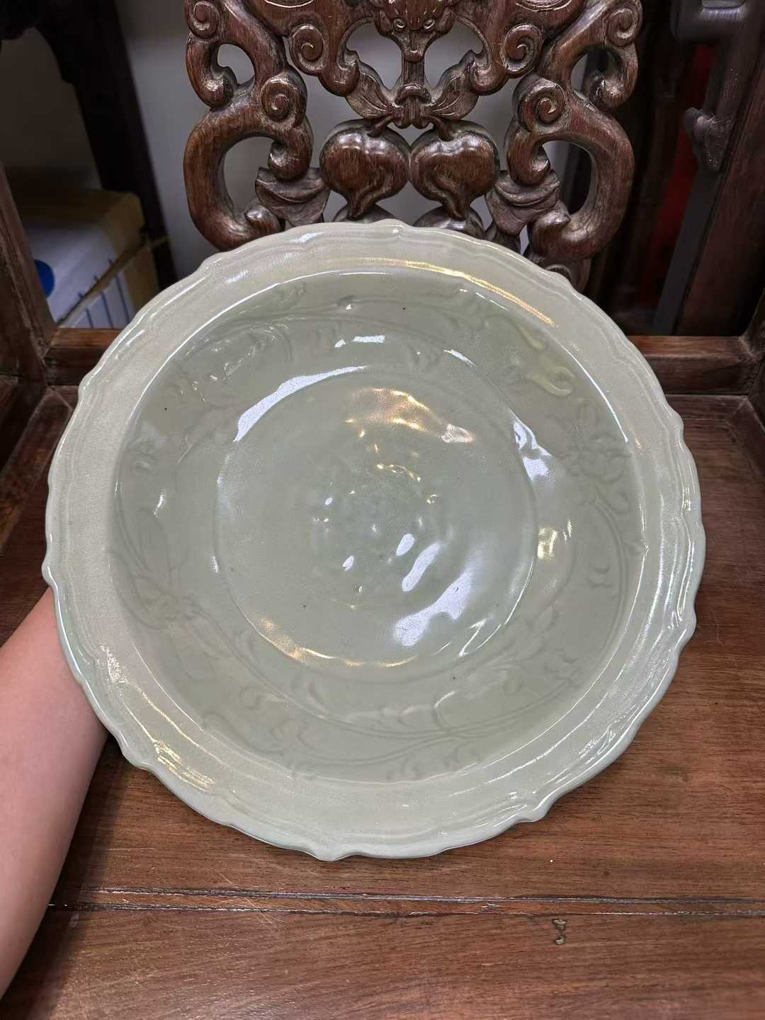 龙泉窑暗刻缠枝莲纹大盘