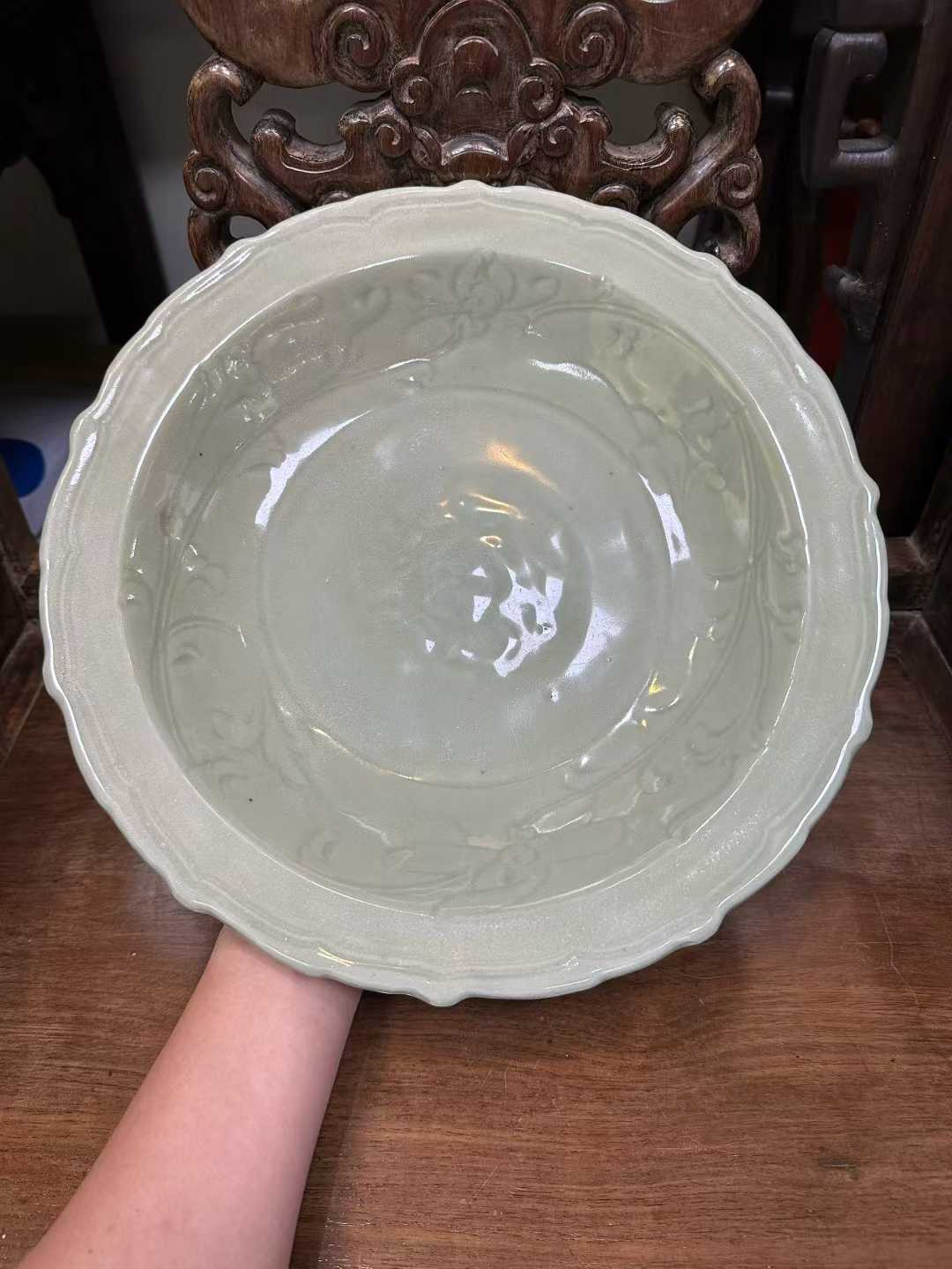 龙泉窑暗刻缠枝莲纹大盘