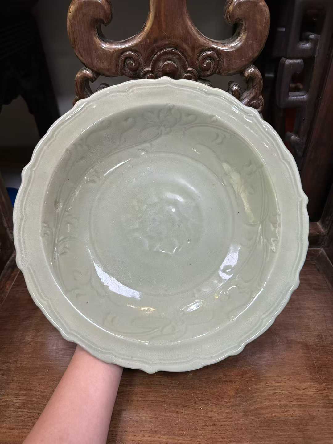 龙泉窑暗刻缠枝莲纹大盘