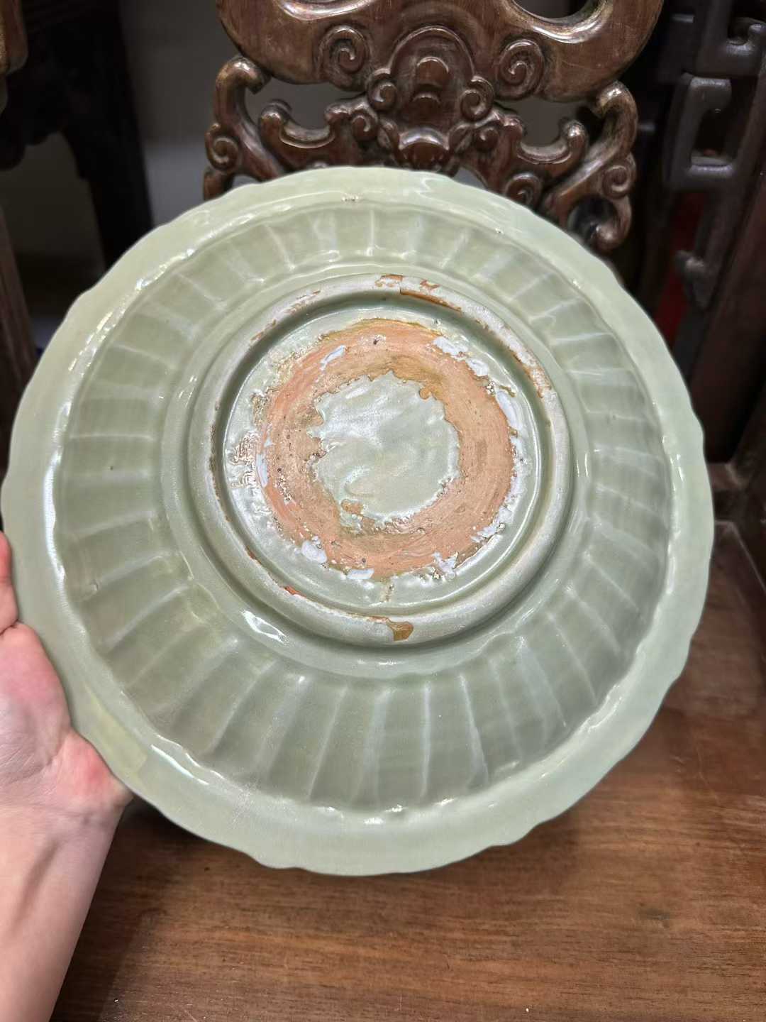 龙泉窑暗刻缠枝莲纹大盘