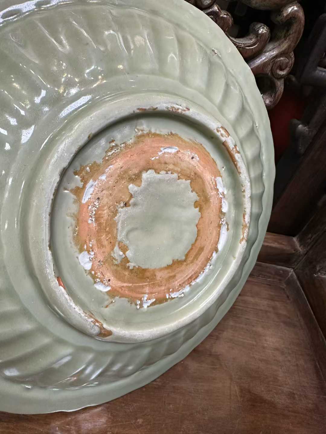 龙泉窑暗刻缠枝莲纹大盘