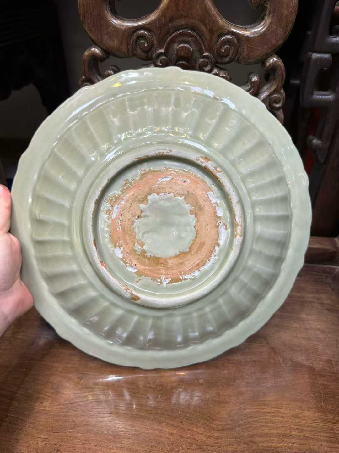 龙泉窑暗刻缠枝莲纹大盘