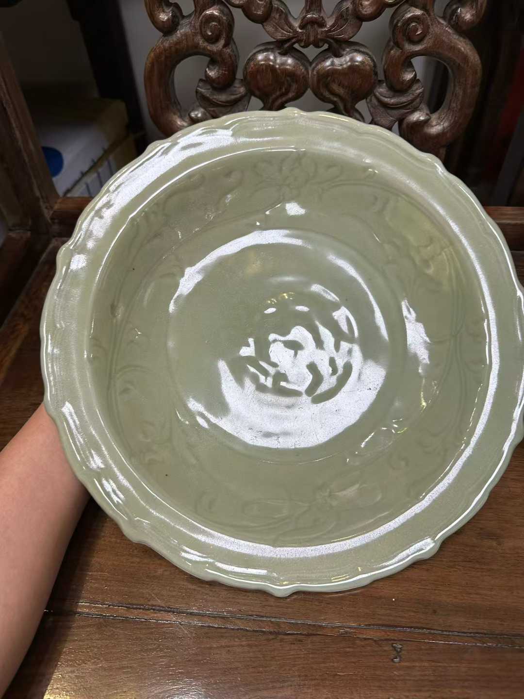 龙泉窑暗刻缠枝莲纹大盘