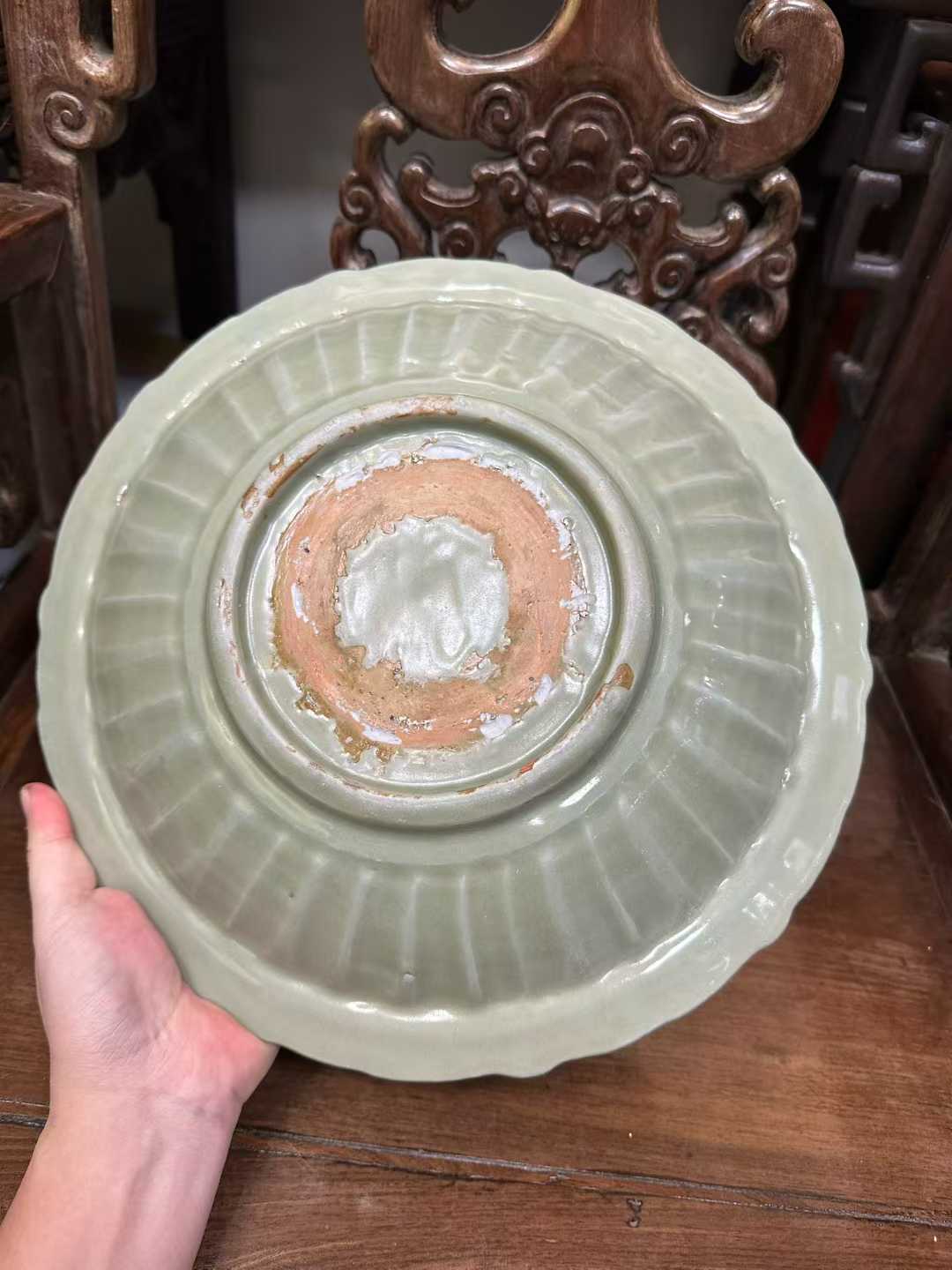 龙泉窑暗刻缠枝莲纹大盘