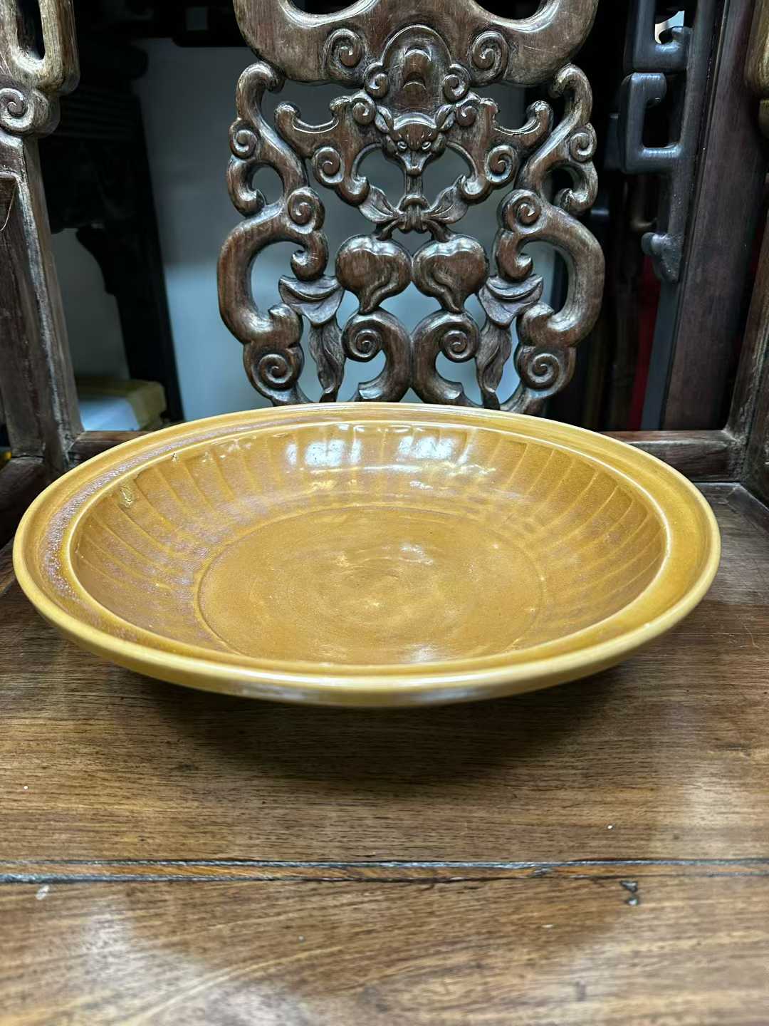 龙泉窑米黄釉大盘