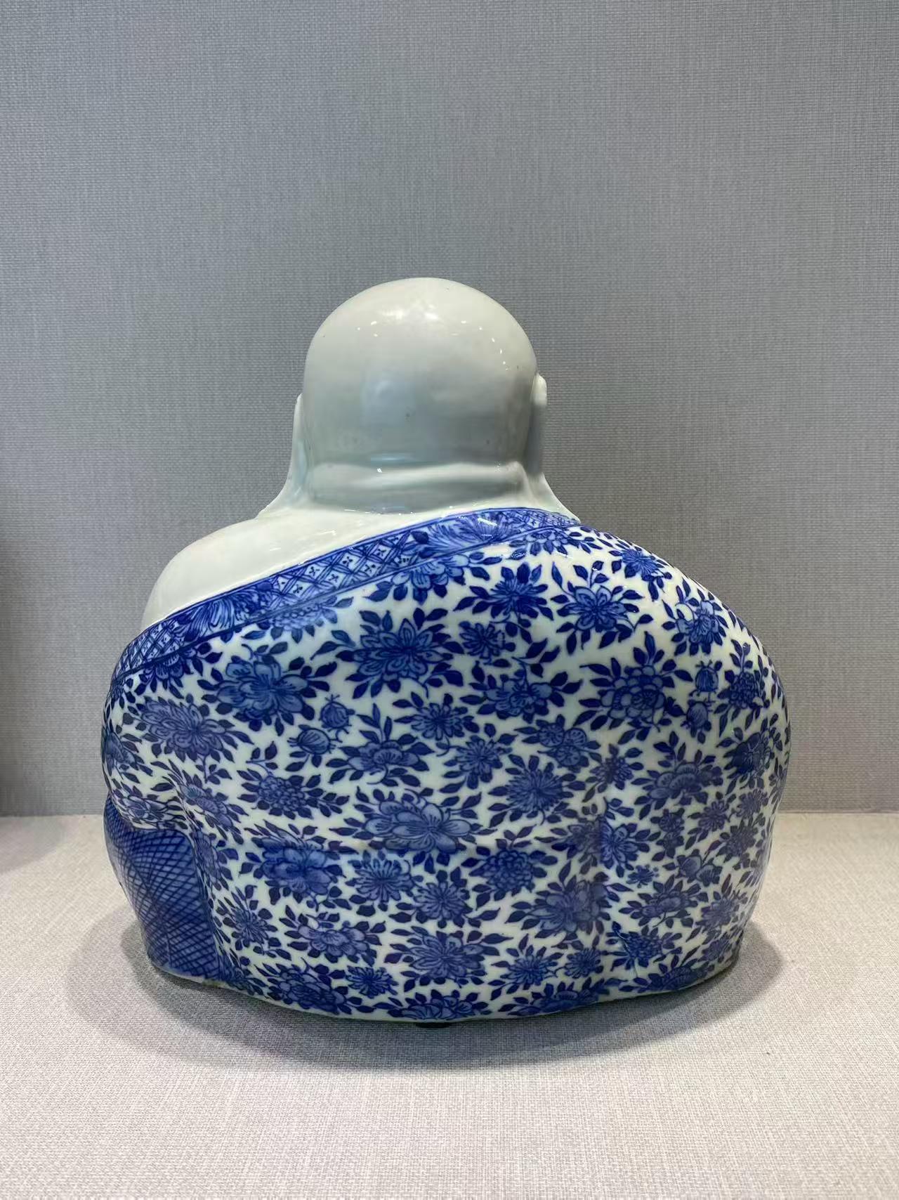 青花缠枝莲纹弥勒佛