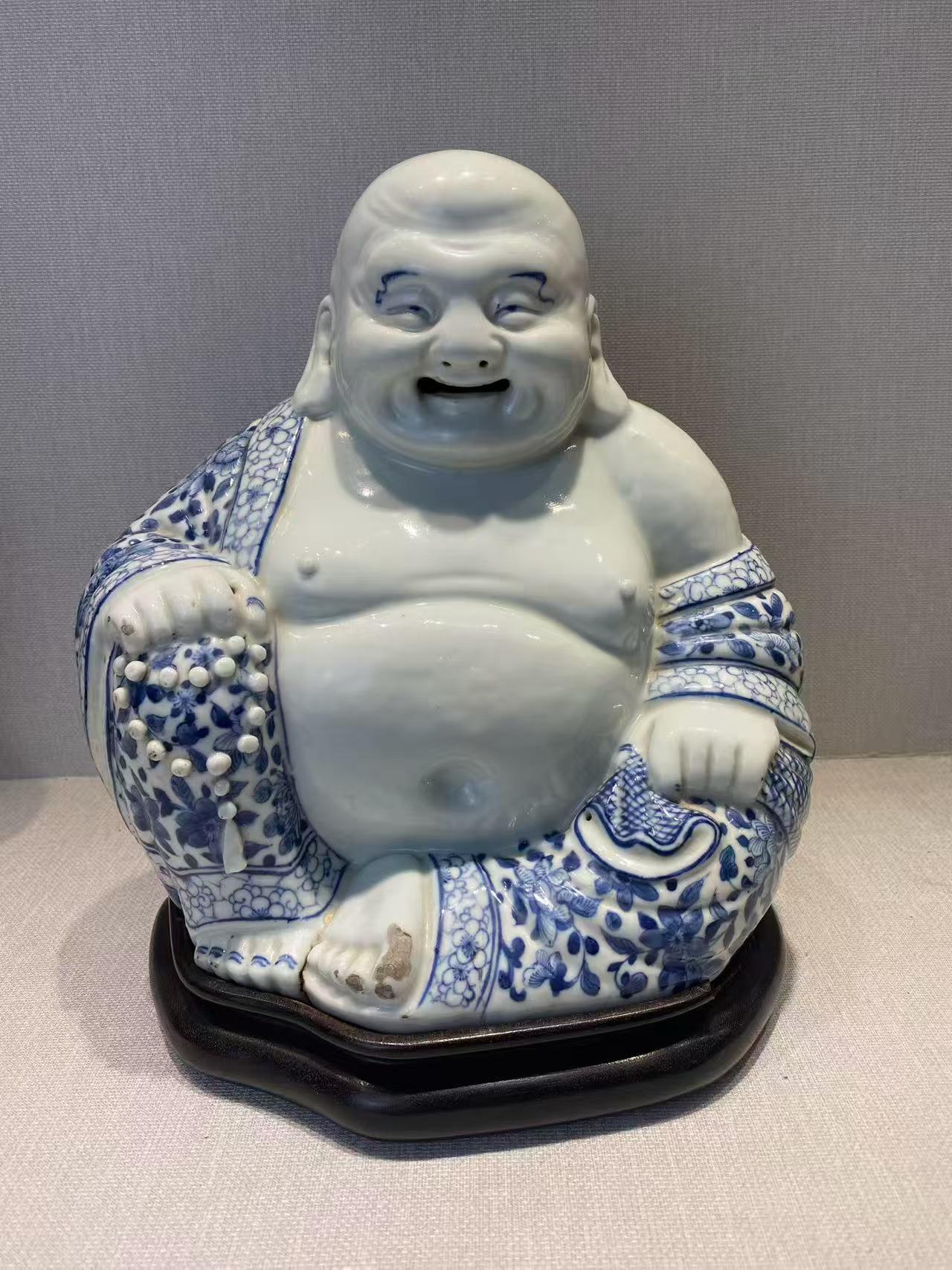 青花折枝花纹弥勒佛 带木座