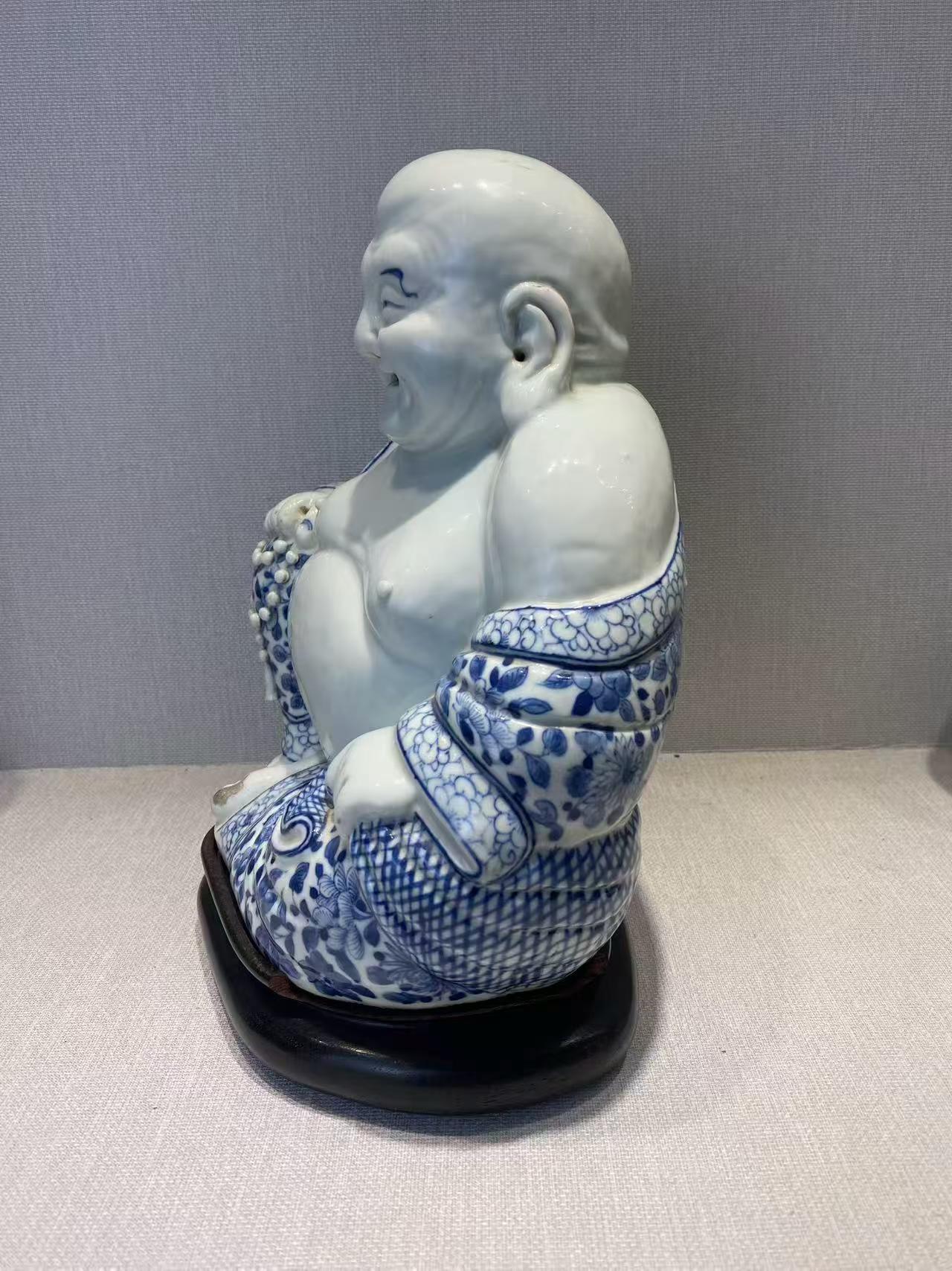 青花折枝花纹弥勒佛 带木座