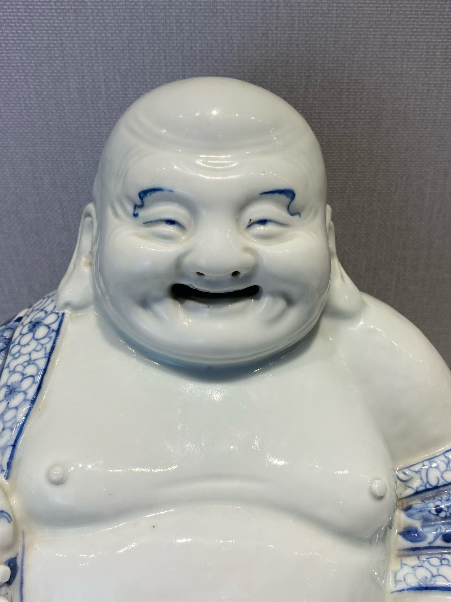 青花折枝花纹弥勒佛 带木座
