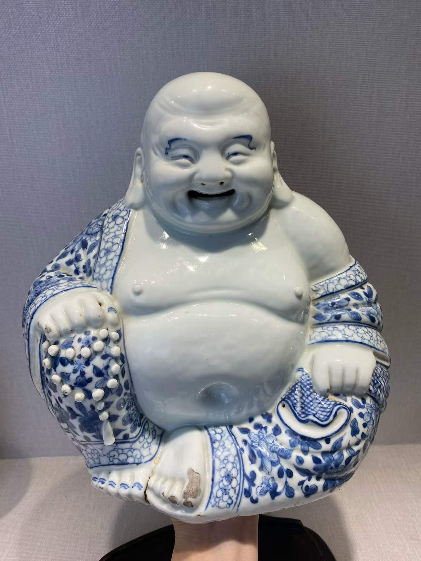 青花折枝花纹弥勒佛 带木座