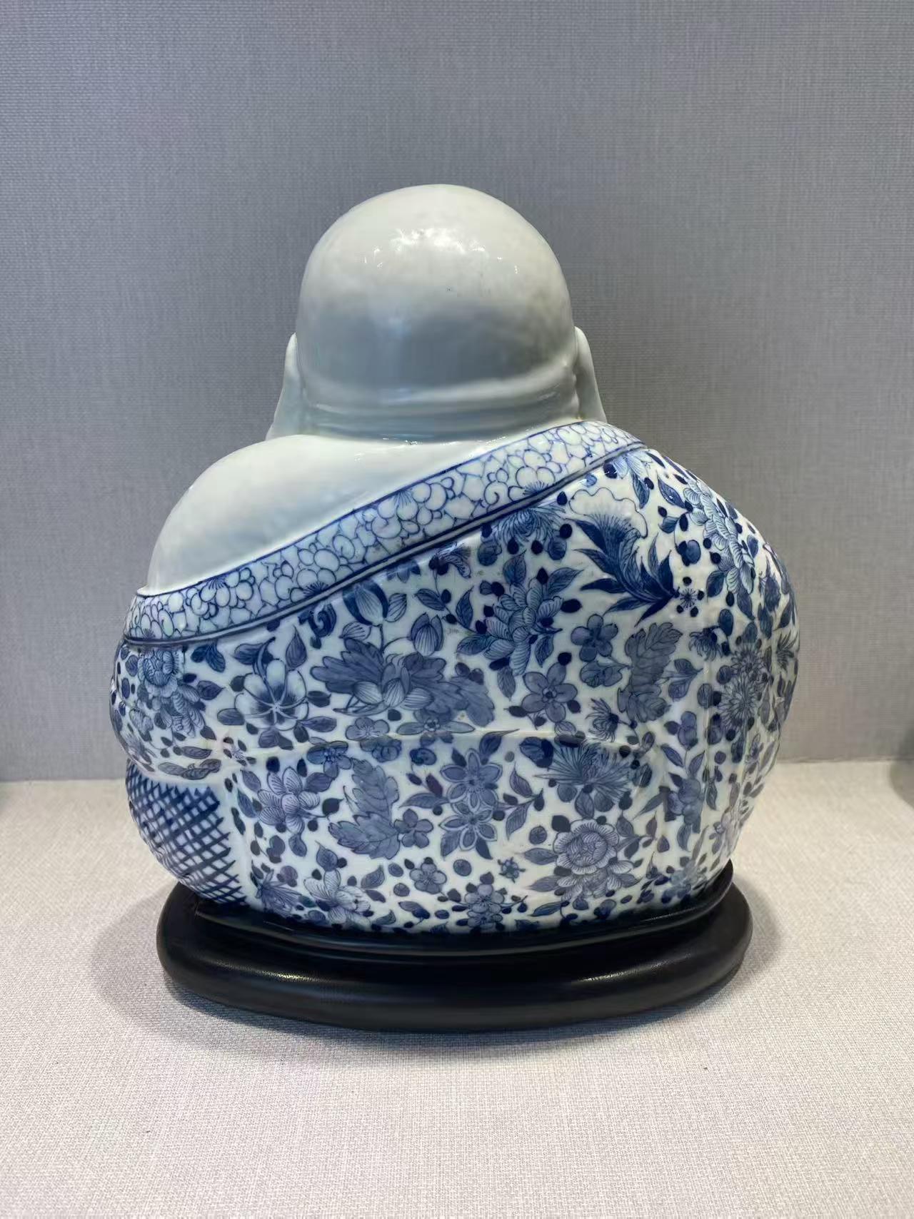 青花折枝花纹弥勒佛 带木座