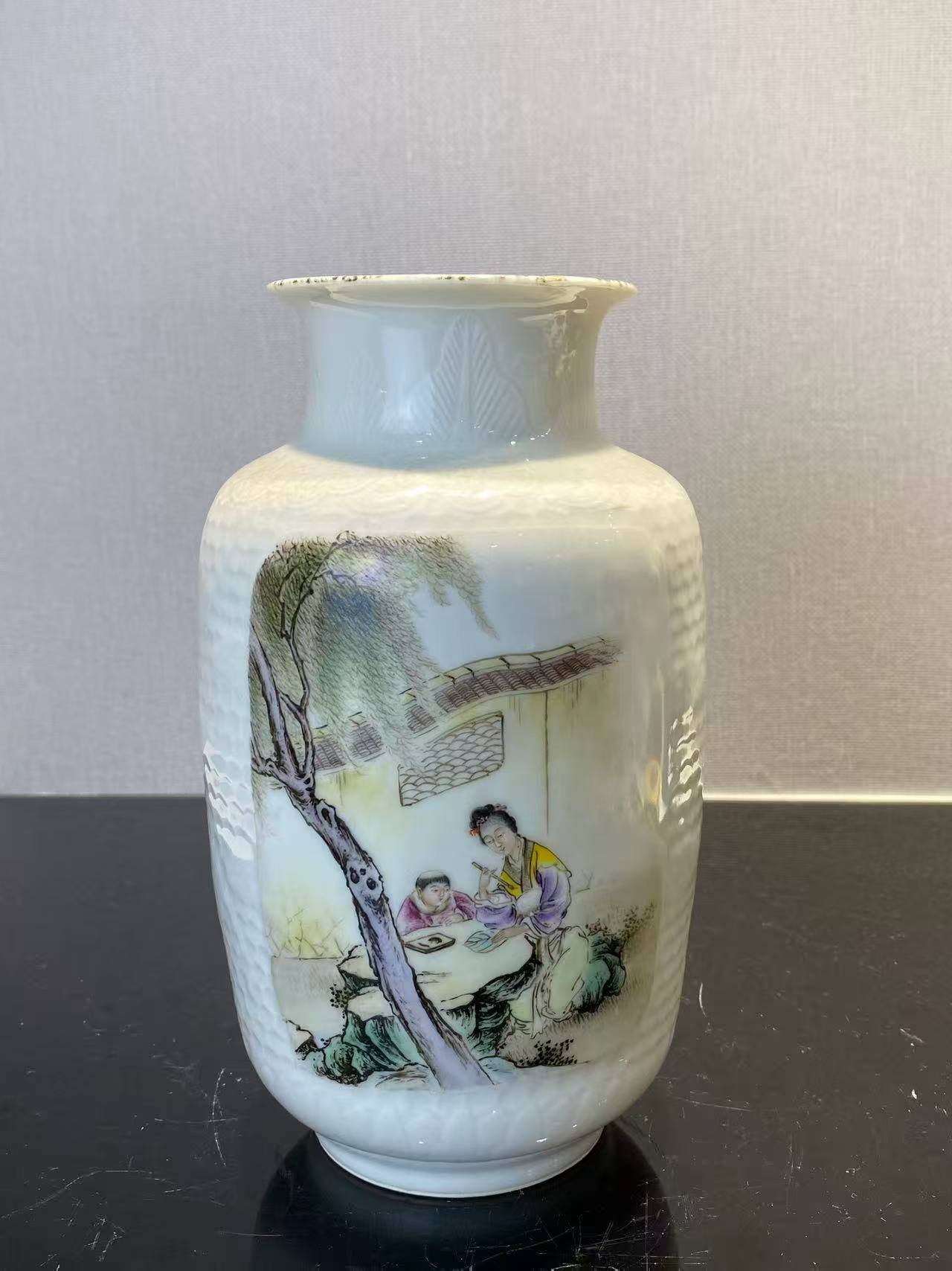 粉彩课子图灯笼瓶