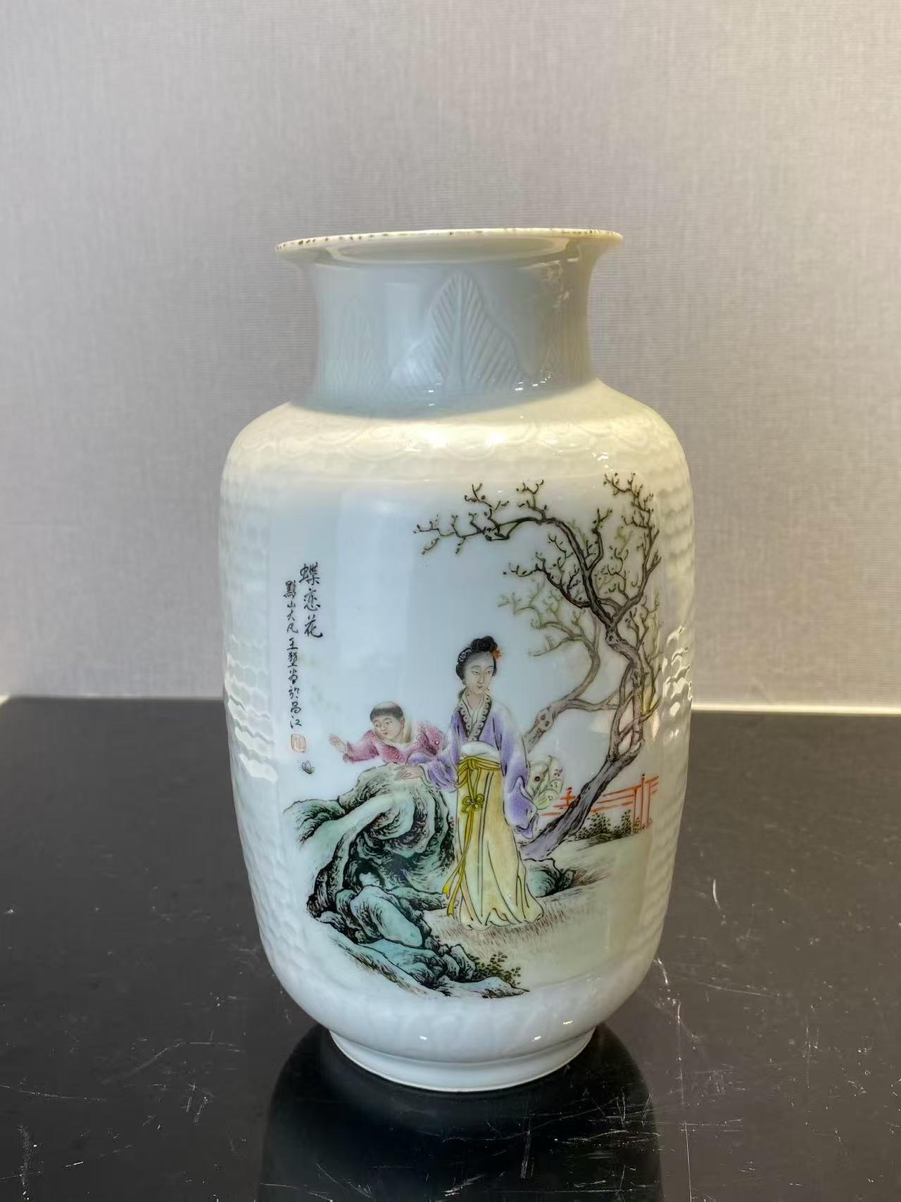 粉彩课子图灯笼瓶