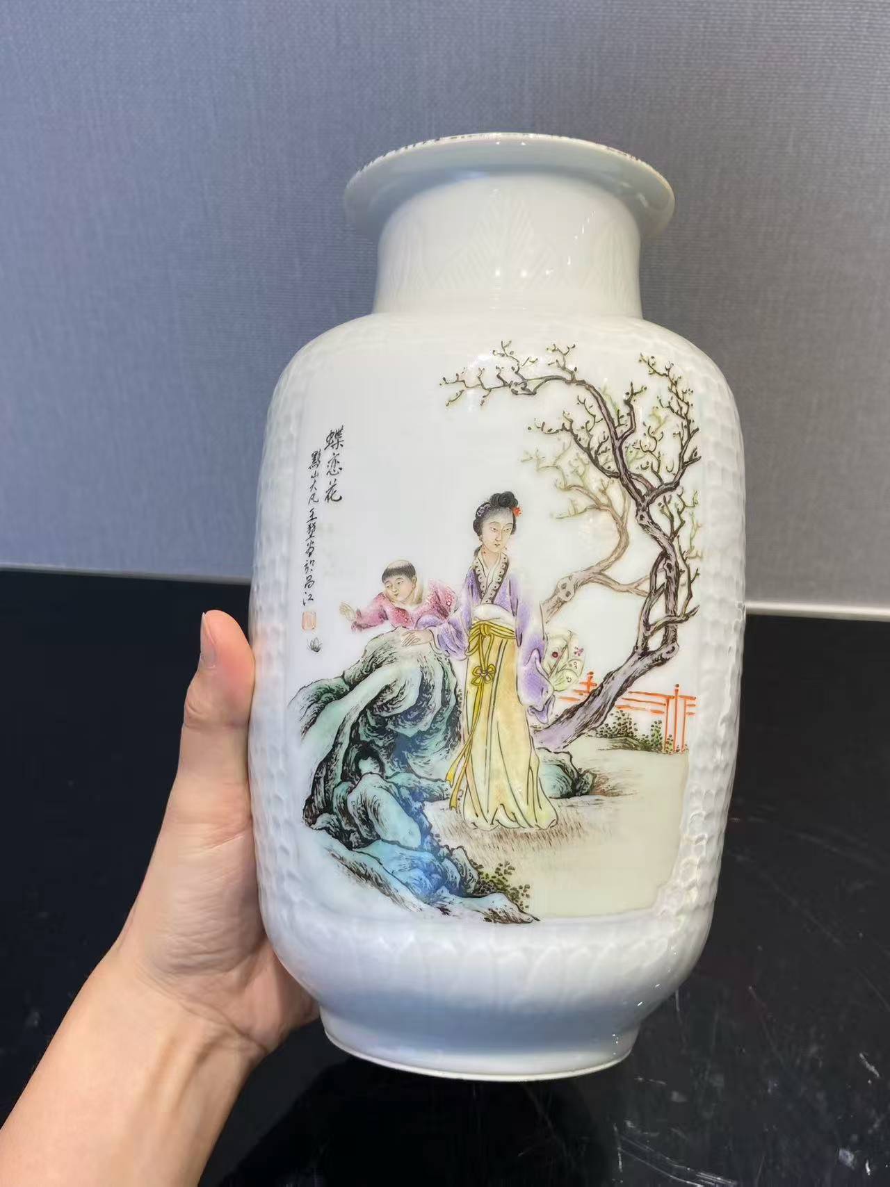 粉彩课子图灯笼瓶