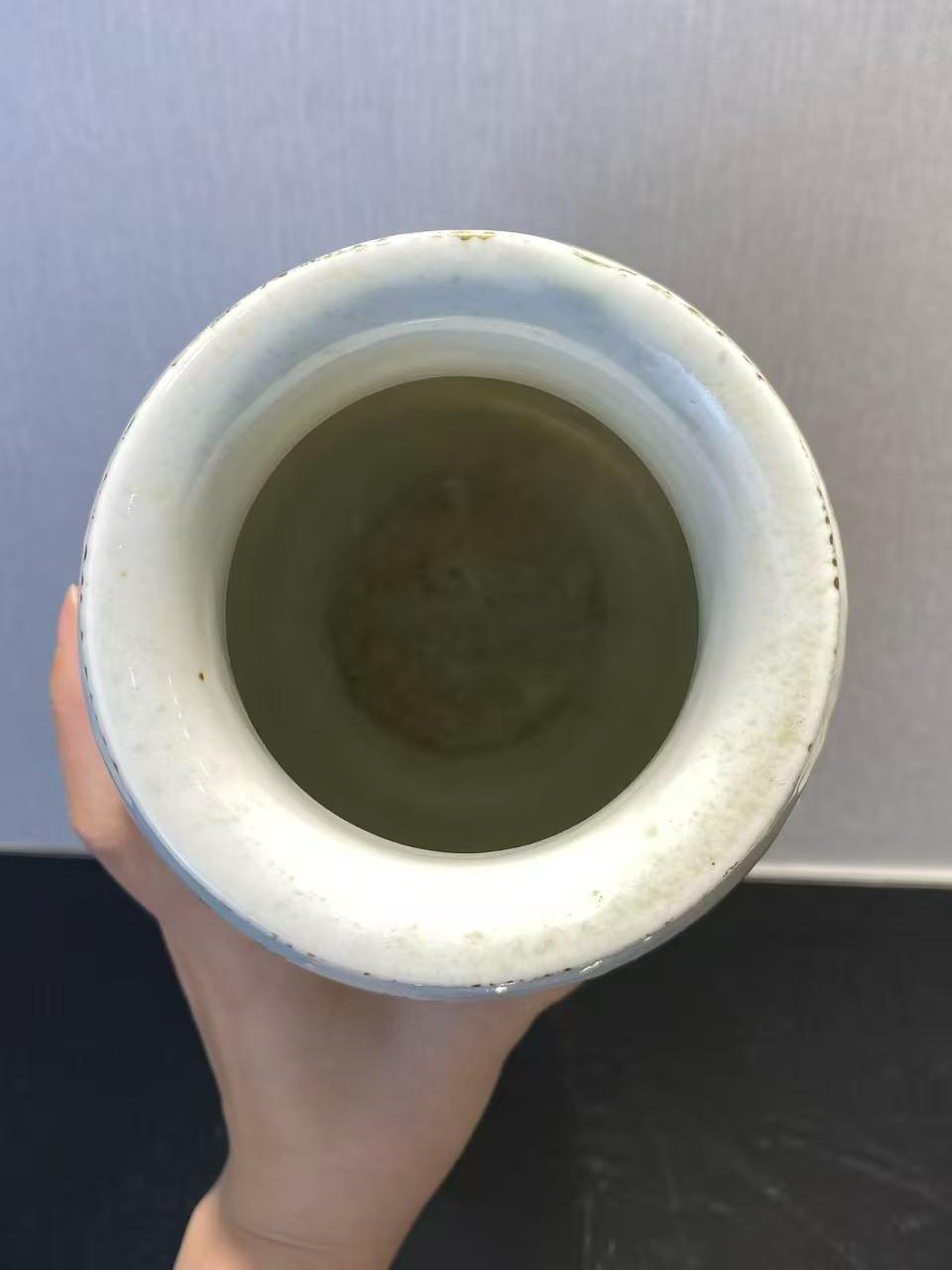 粉彩课子图灯笼瓶