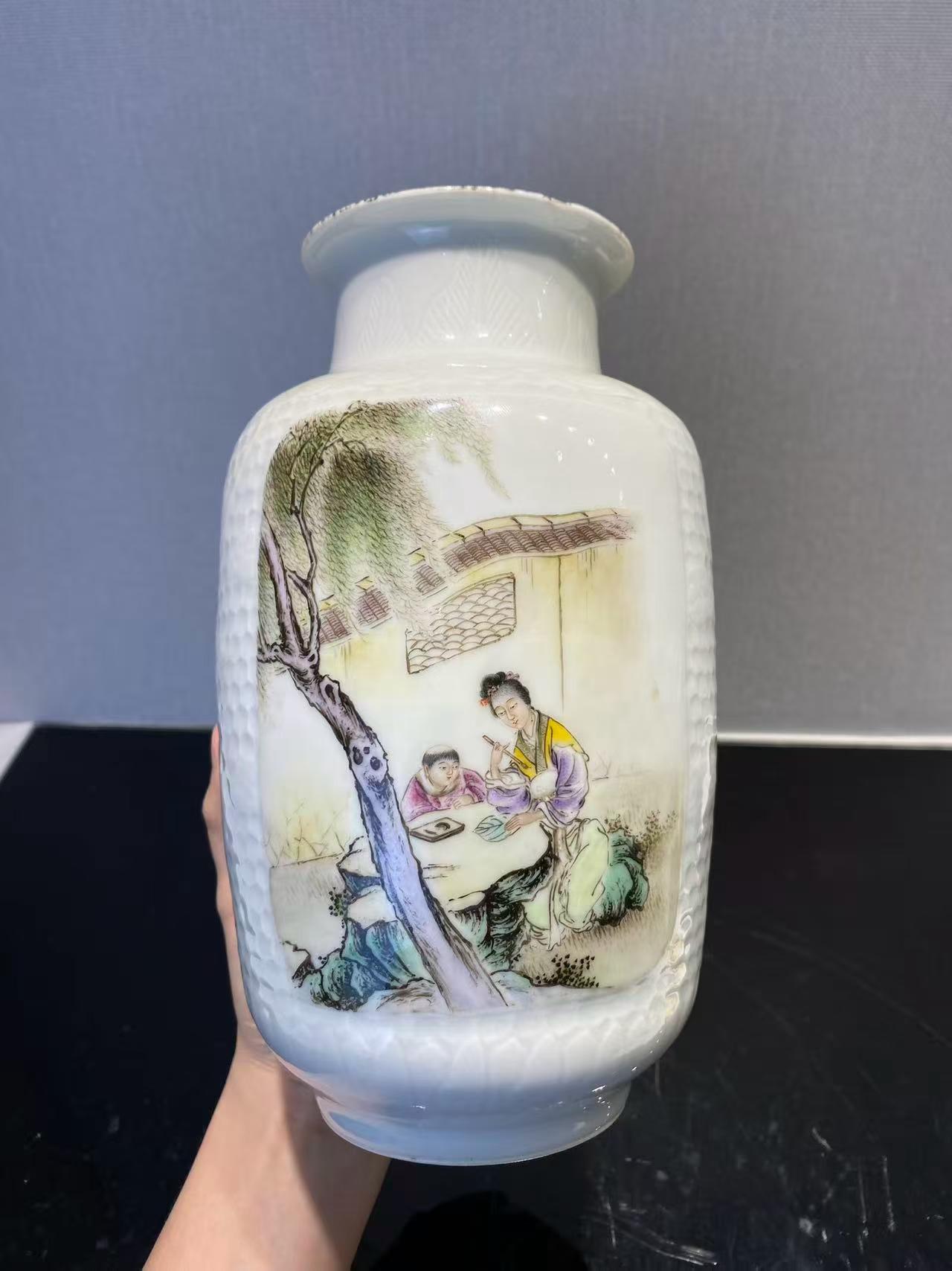 粉彩课子图灯笼瓶