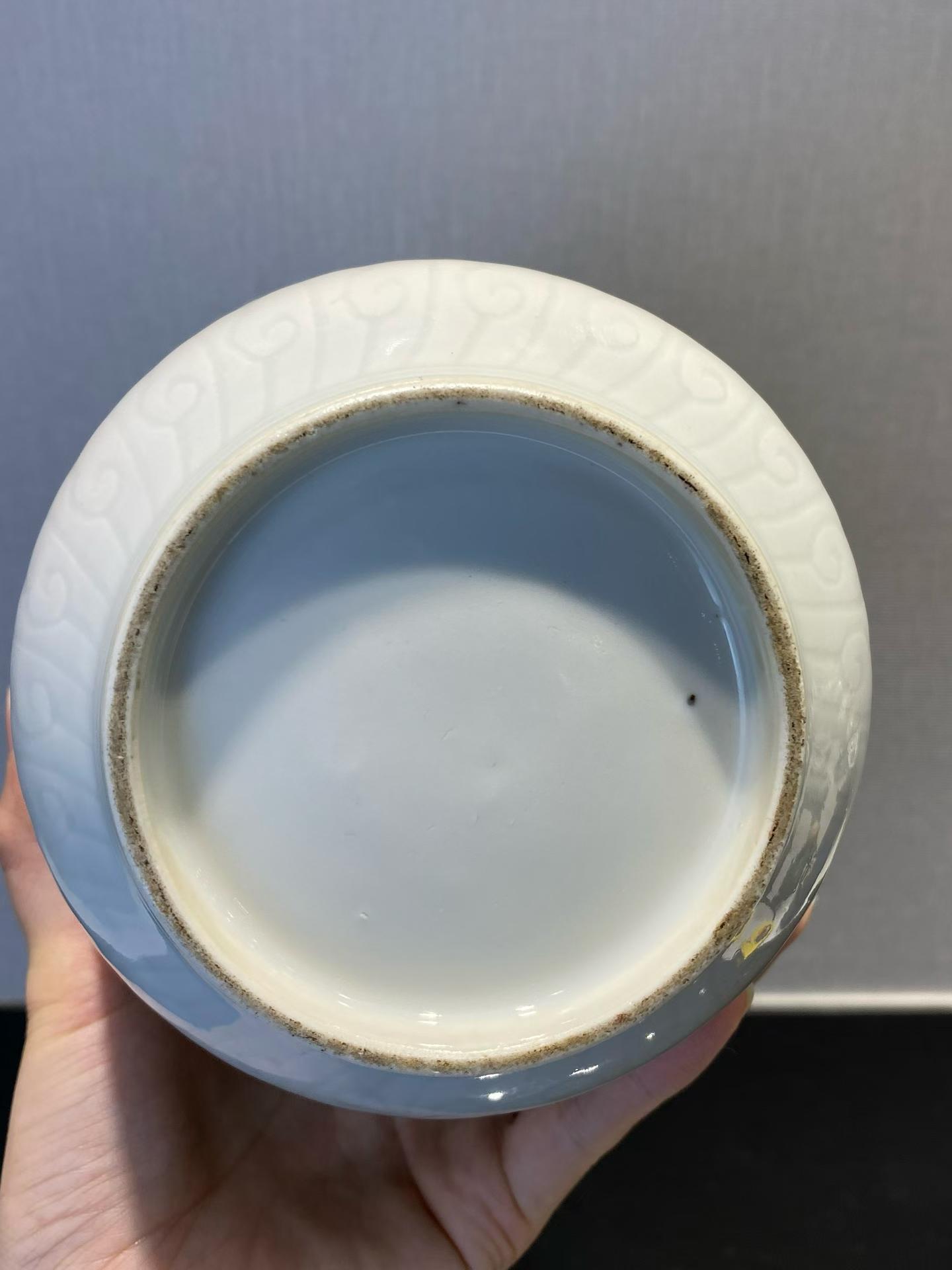 粉彩课子图灯笼瓶