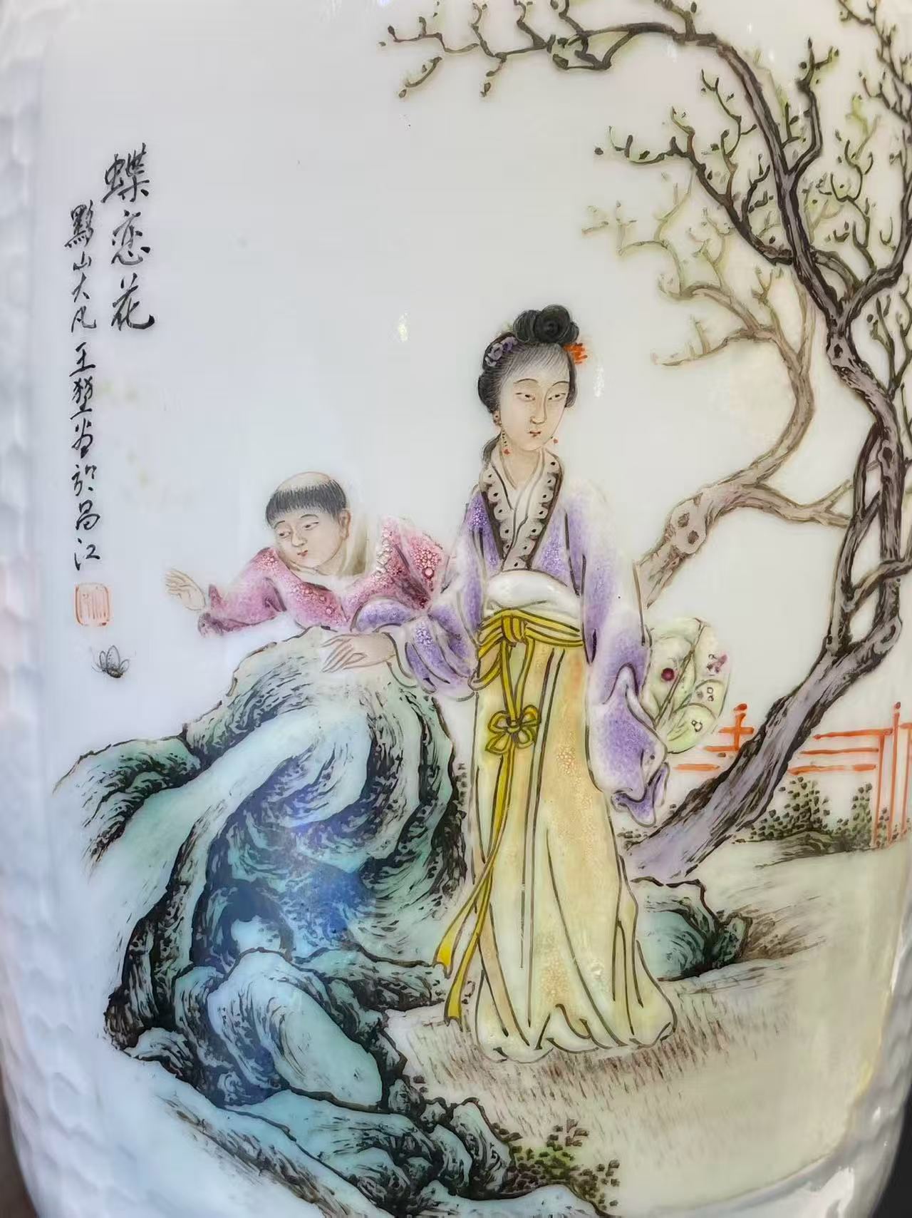粉彩课子图灯笼瓶