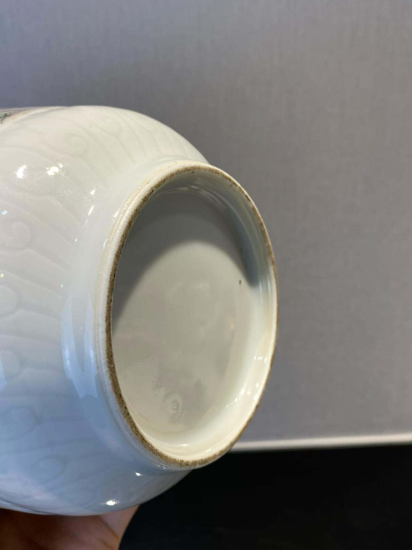 粉彩课子图灯笼瓶