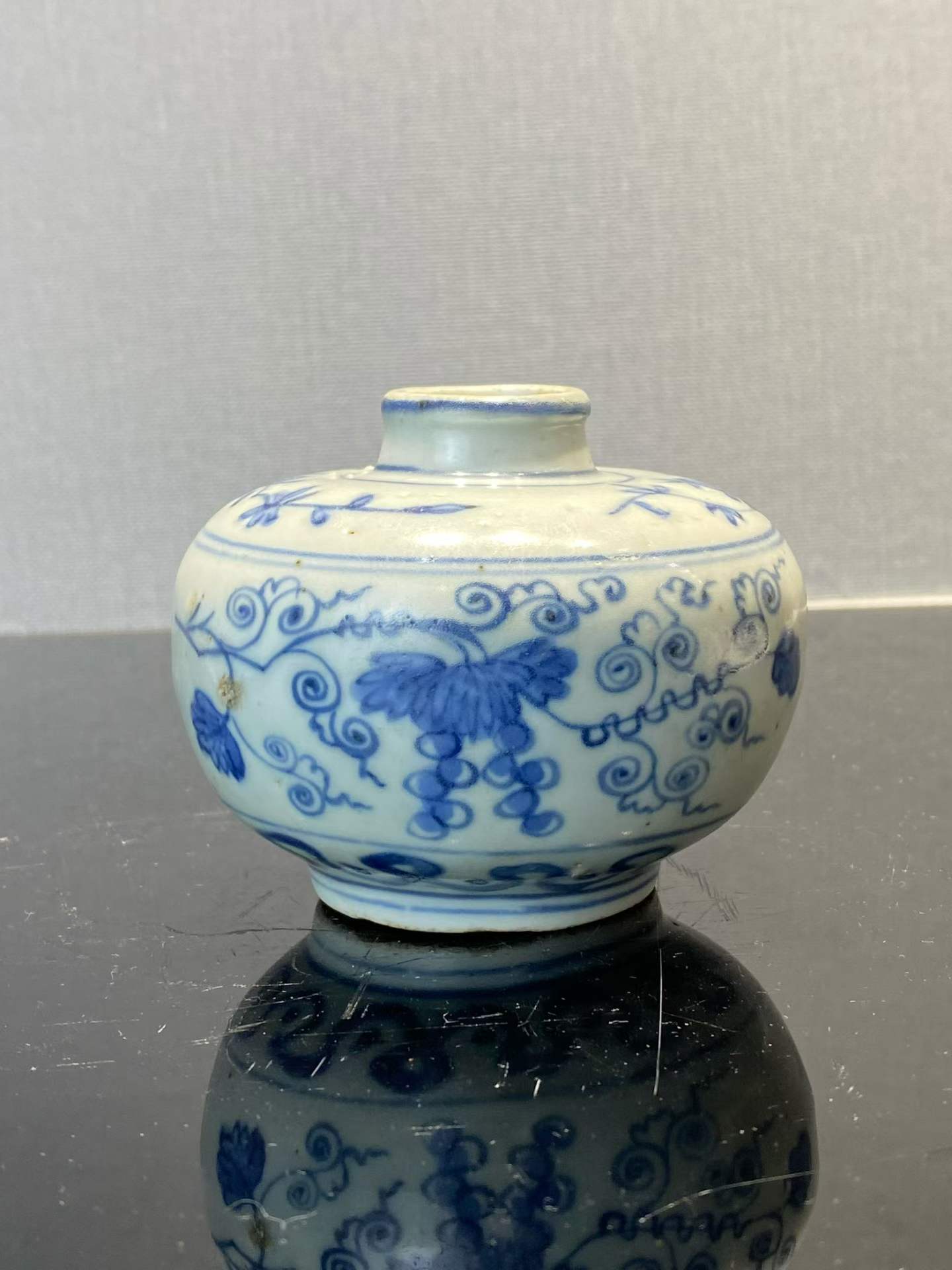 青花葡萄纹小口罐