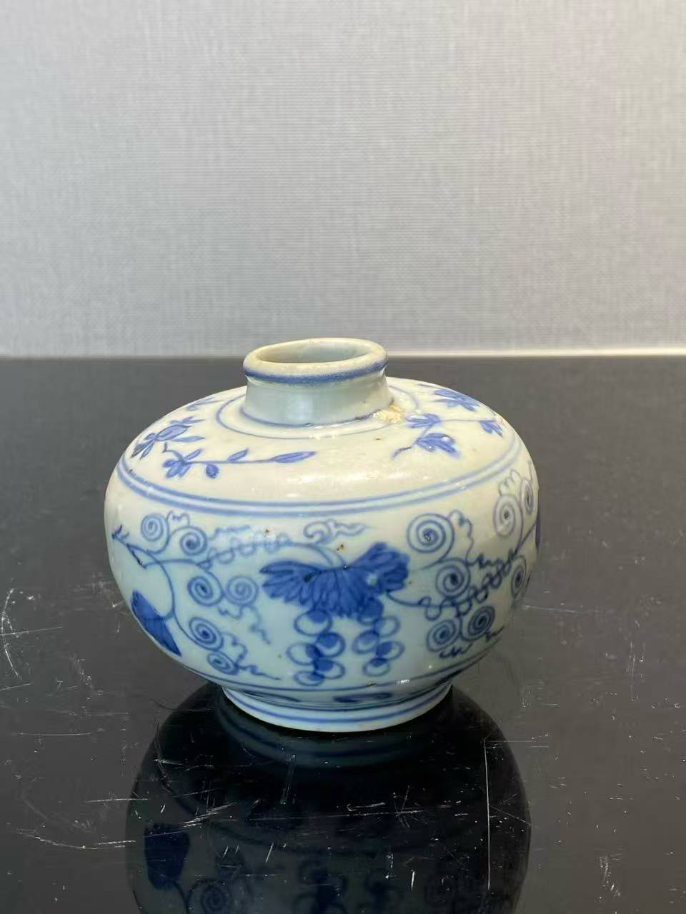 青花葡萄纹小口罐