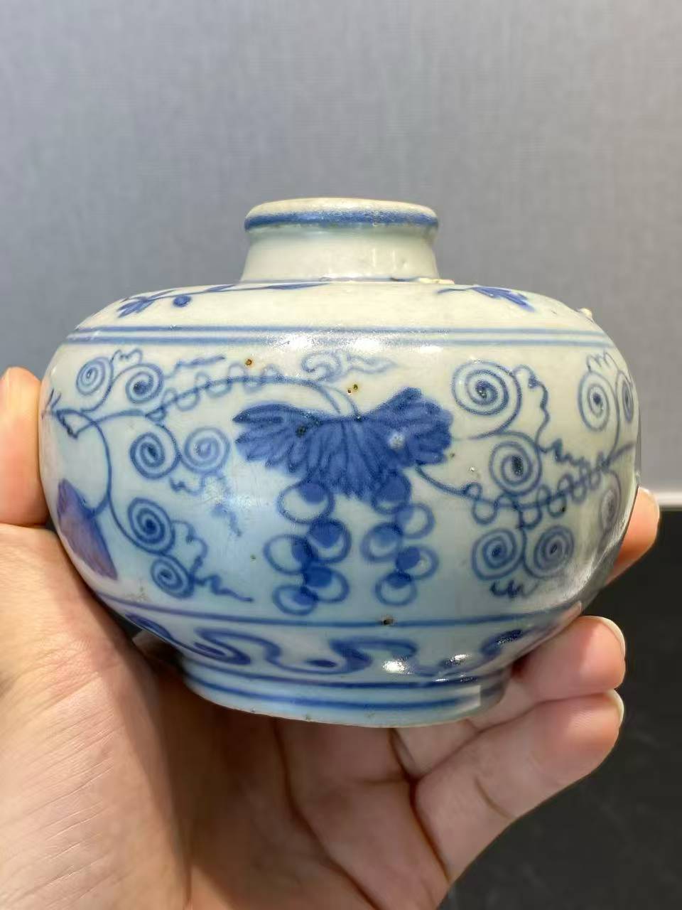 青花葡萄纹小口罐