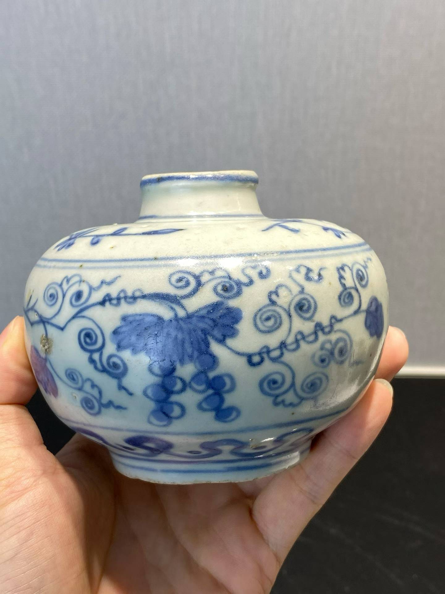 青花葡萄纹小口罐
