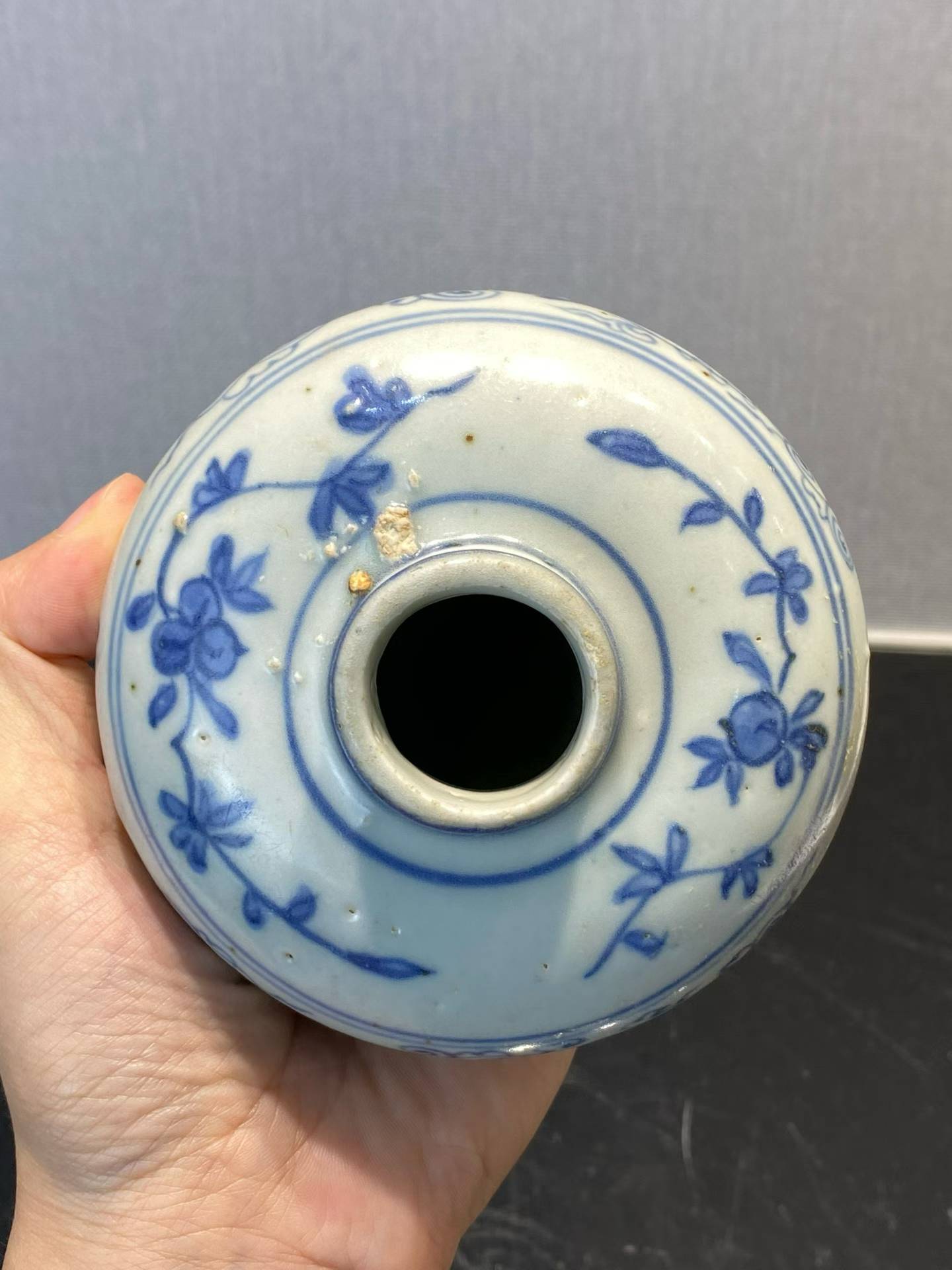 青花葡萄纹小口罐