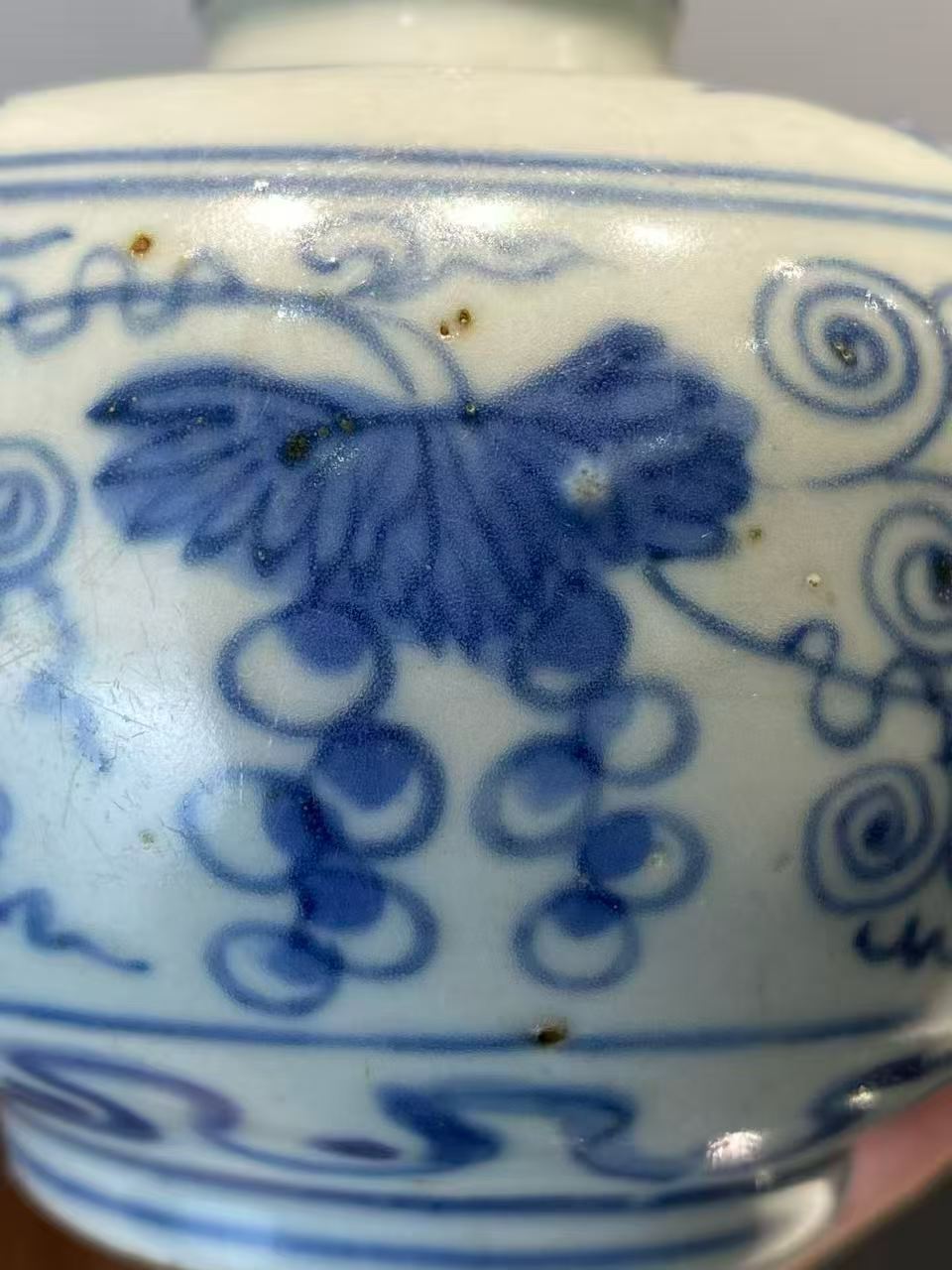 青花葡萄纹小口罐
