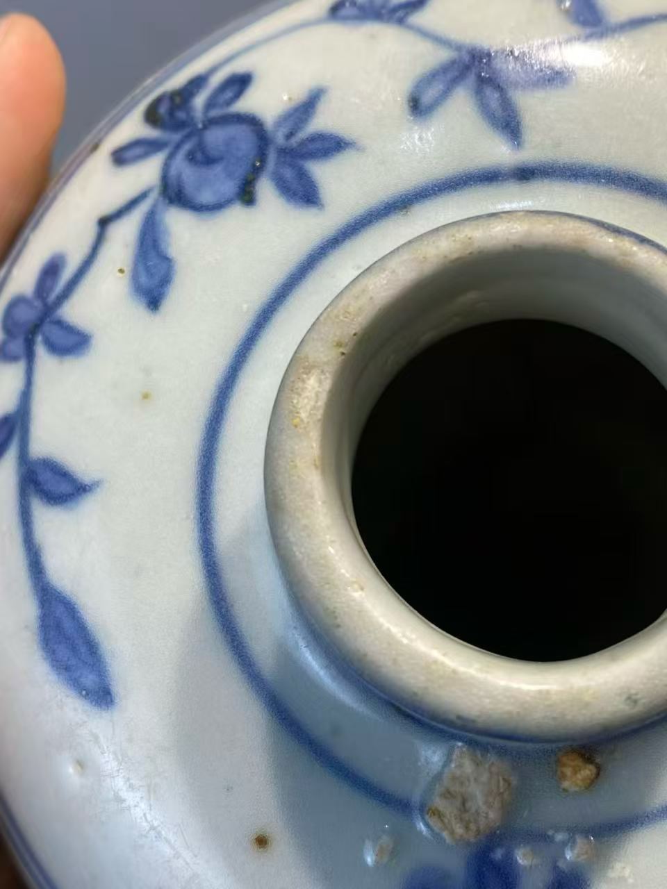 青花葡萄纹小口罐