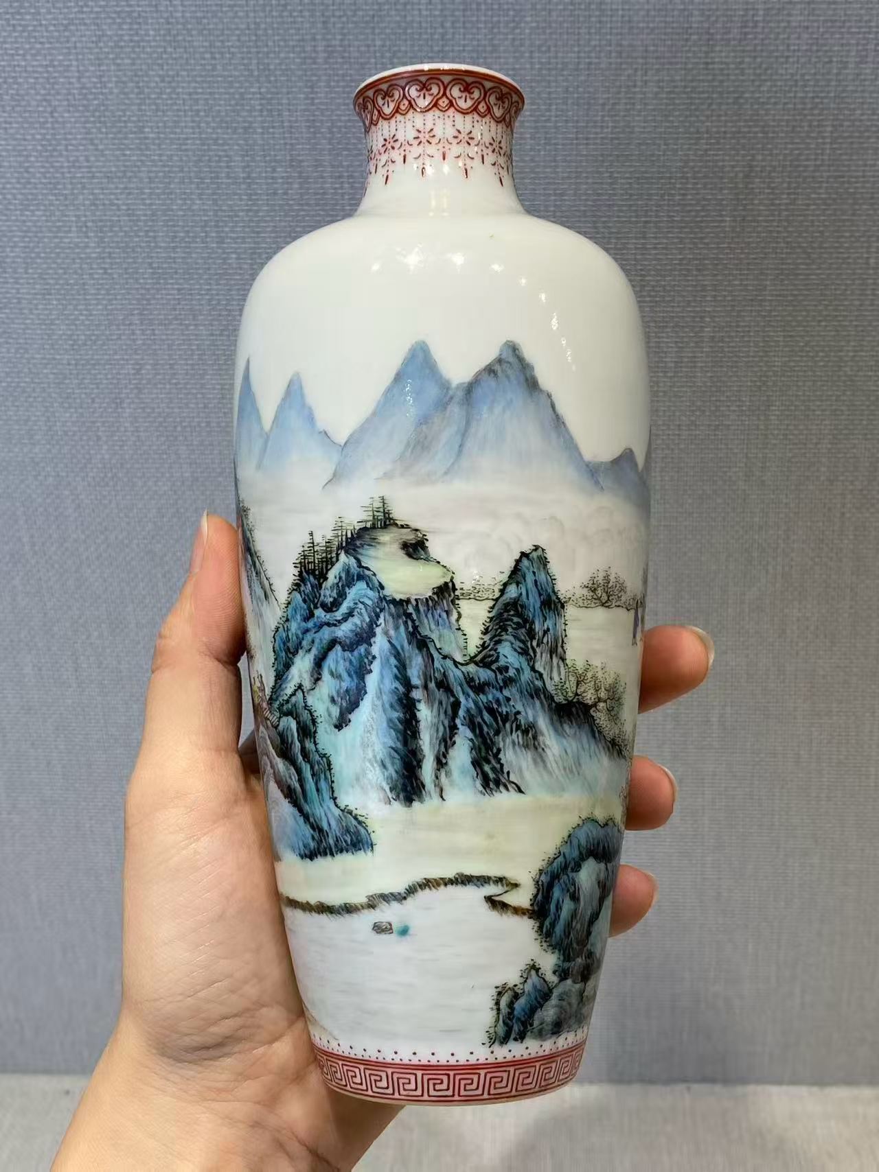 珐琅彩山水人物图瓶